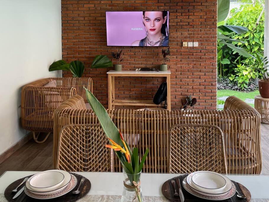 Tropical Comfort, Close to Beach. Ololoca Bumbak. — lounge
