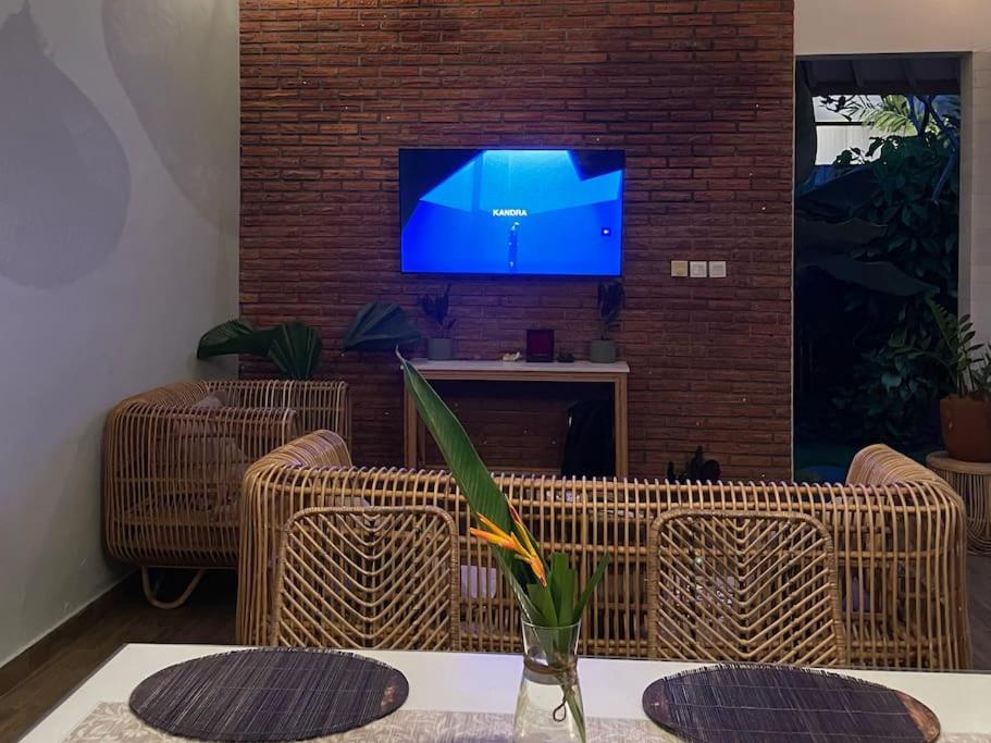 Tropical Comfort, Close to Beach. Ololoca Bumbak. — dining