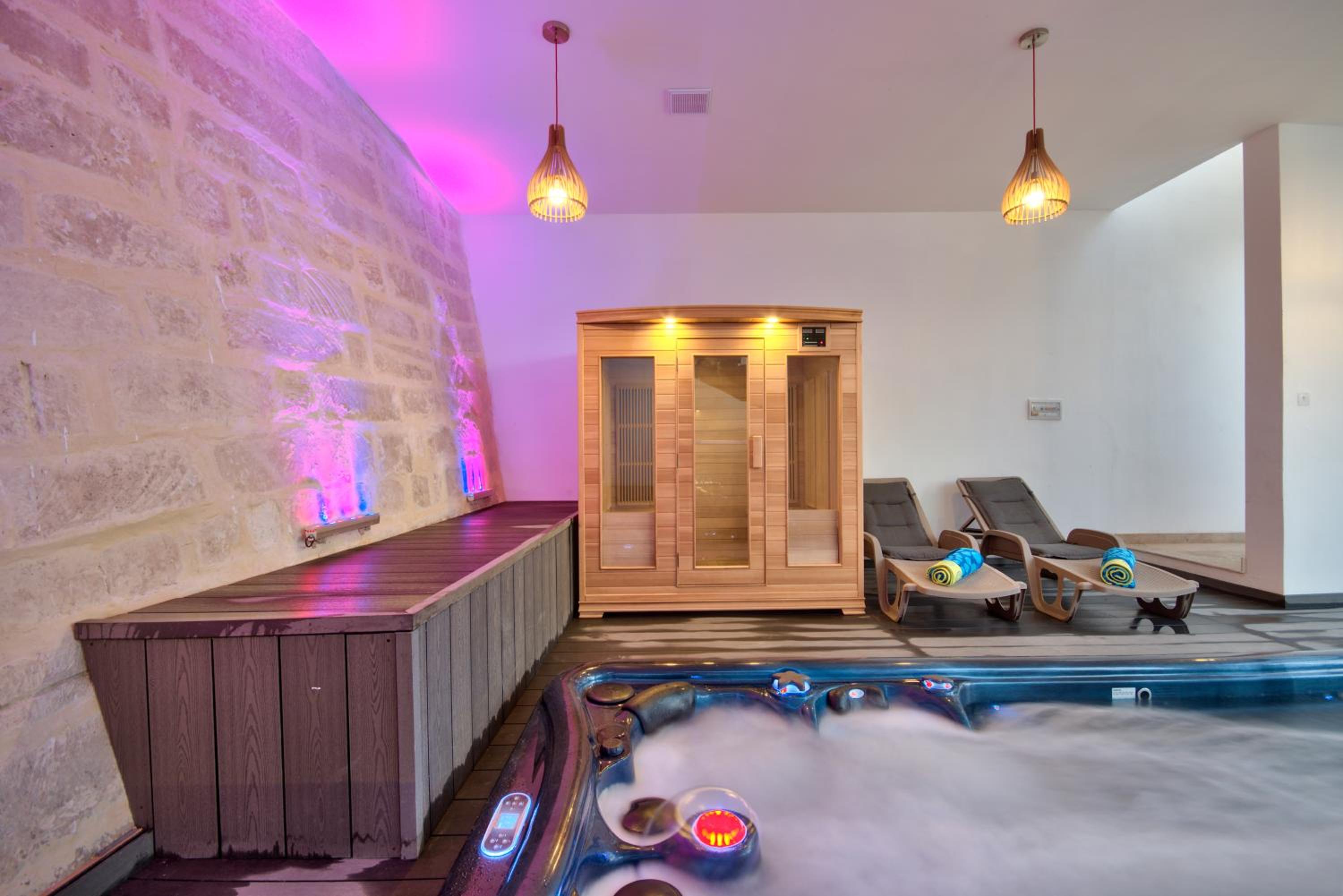 Villa Ghea - Indoor Jacuzzi Pool, Sauna and Games Room view 3