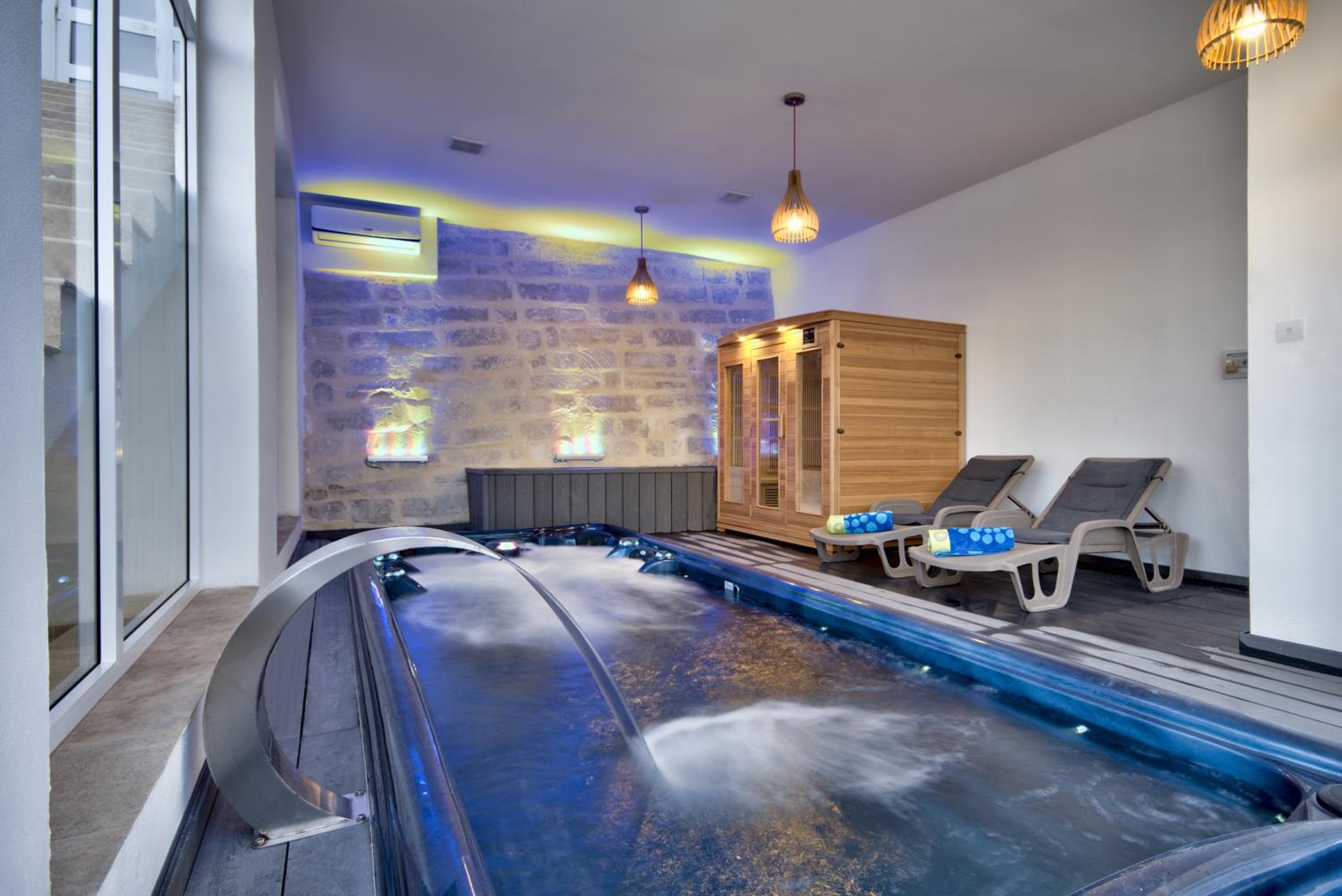 Villa Ghea - Indoor Jacuzzi Pool, Sauna and Games Room view 4