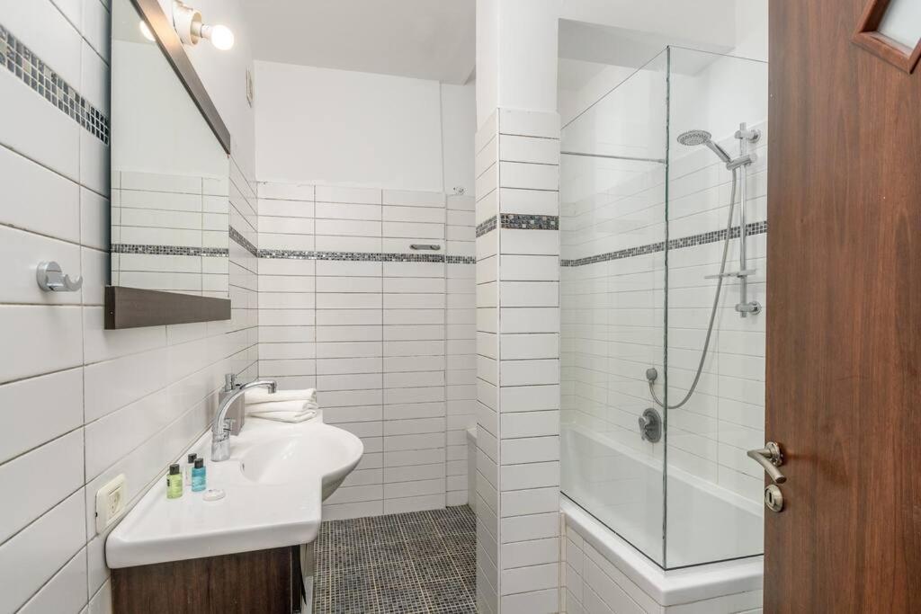 New Gordon Beach - Stylish 3BR Near the Sea view 3