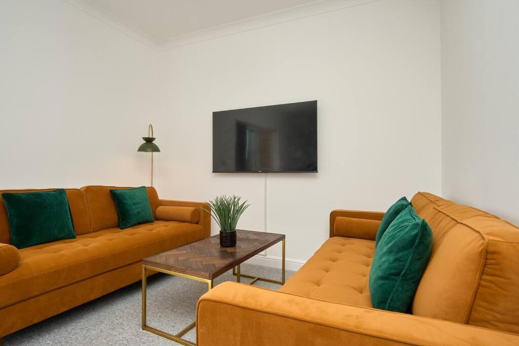 The Penthouse In Bonchurch By Greenstay Serviced Accommodation - Stunning 3 Bed Apt With Sea Views & Parking - Perfect for Families, Small Groups & Busines, photo 8