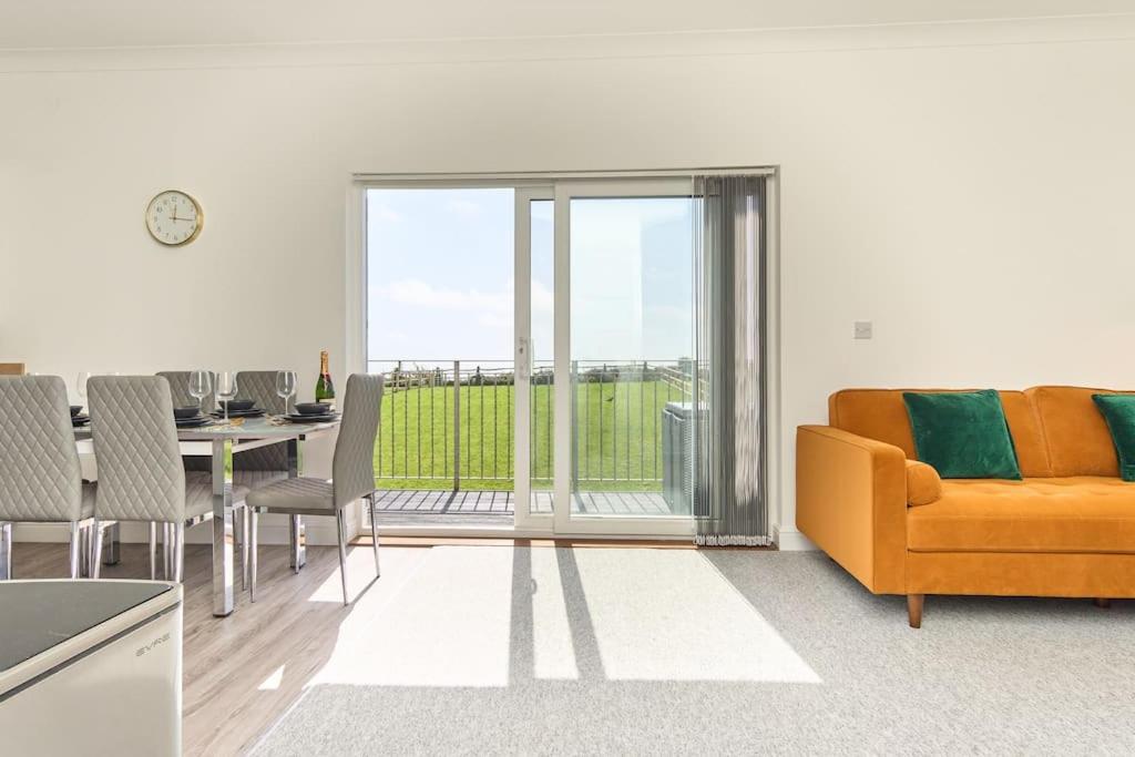 The Penthouse In Bonchurch By Greenstay Serviced Accommodation - Stunning 3 Bed Apt With Sea Views & Parking - Perfect for Families, Small Groups & Busines, photo 4