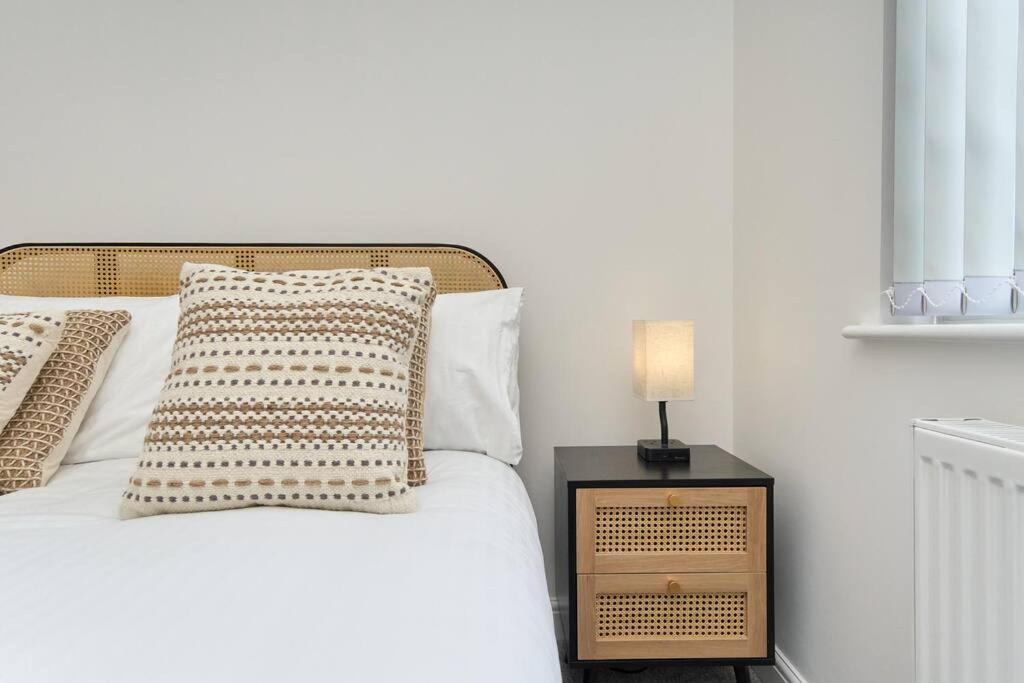 The Penthouse In Bonchurch By Greenstay Serviced Accommodation - Stunning 3 Bed Apt With Sea Views & Parking - Perfect for Families, Small Groups & Busines, photo 7