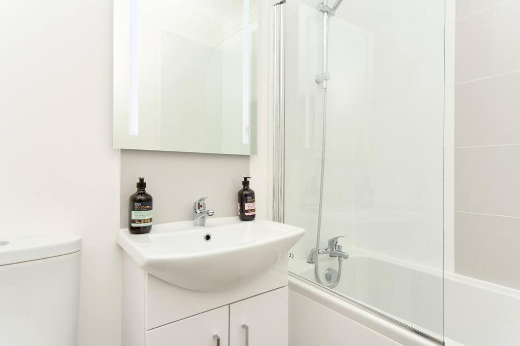 The Penthouse In Bonchurch By Greenstay Serviced Accommodation - Stunning 3 Bed Apt With Sea Views & Parking - Perfect for Families, Small Groups & Busines, photo 20