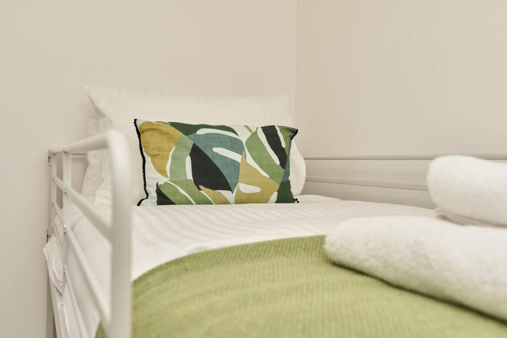 The Penthouse In Bonchurch By Greenstay Serviced Accommodation - Stunning 3 Bed Apt With Sea Views & Parking - Perfect for Families, Small Groups & Busines, photo 10