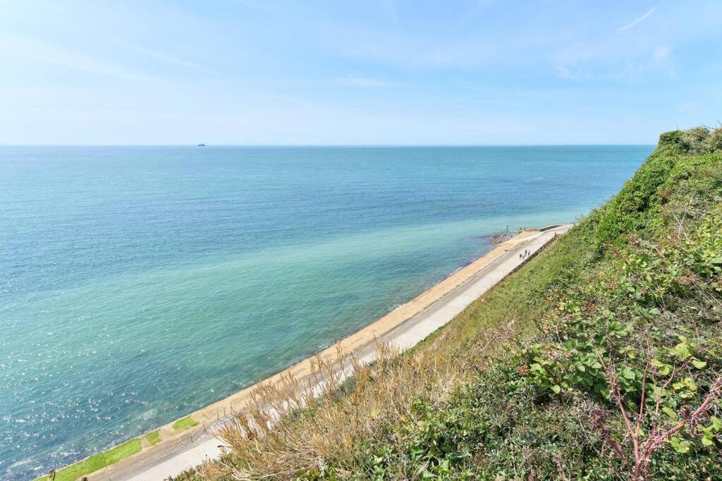 The Penthouse In Bonchurch By Greenstay Serviced Accommodation - Stunning 3 Bed Apt With Sea Views & Parking - Perfect for Families, Small Groups & Busines, photo 16