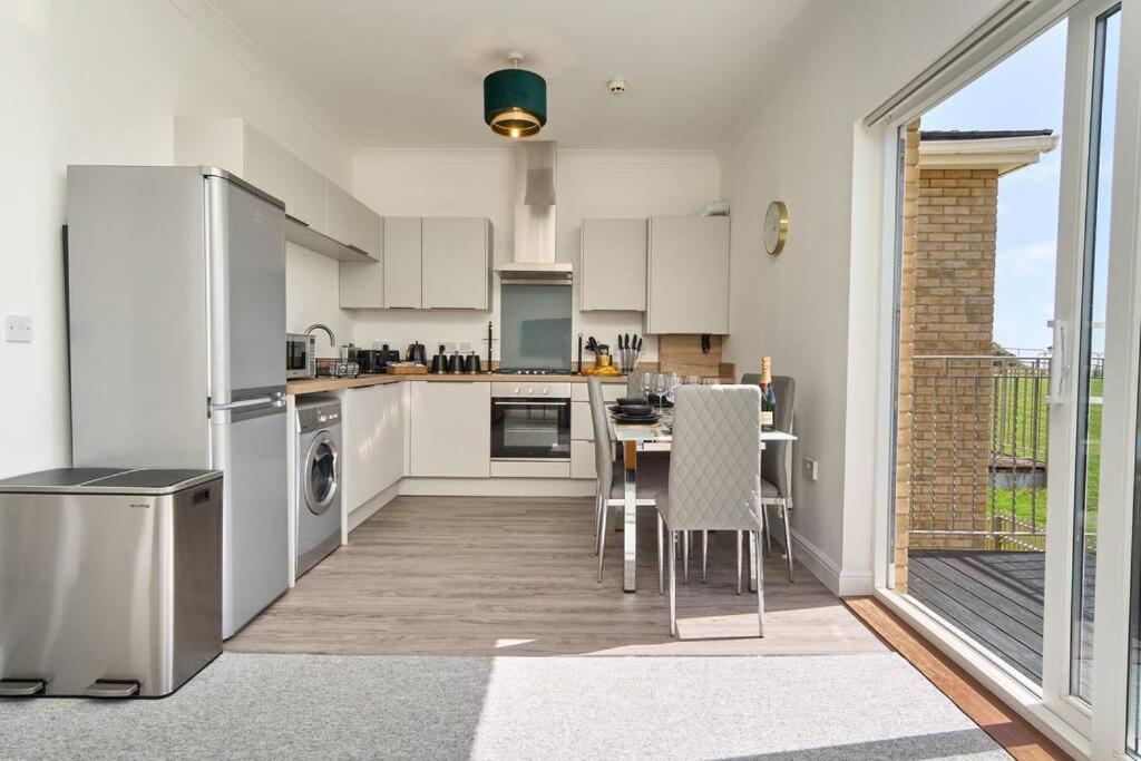 The Penthouse In Bonchurch By Greenstay Serviced Accommodation - Stunning 3 Bed Apt With Sea Views & Parking - Perfect for Families, Small Groups & Busines, photo 5