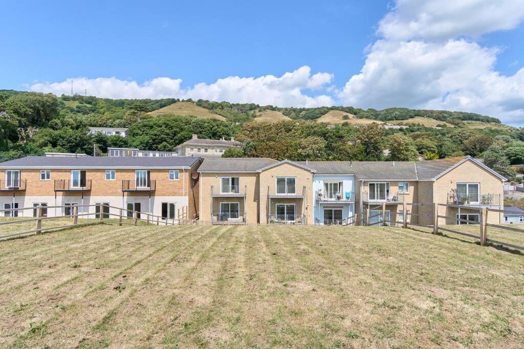 The Penthouse In Bonchurch By Greenstay Serviced Accommodation - Stunning 3 Bed Apt With Sea Views & Parking - Perfect for Families, Small Groups & Busines