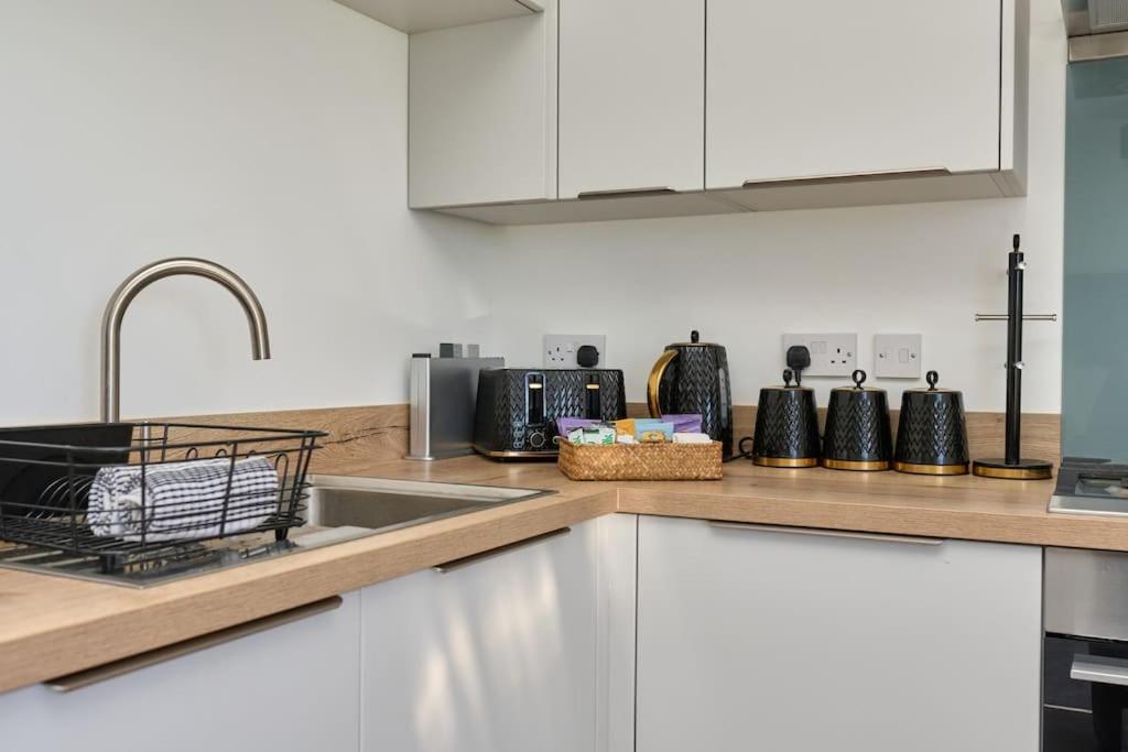 The Penthouse In Bonchurch By Greenstay Serviced Accommodation - Stunning 3 Bed Apt With Sea Views & Parking - Perfect for Families, Small Groups & Busines, photo 18