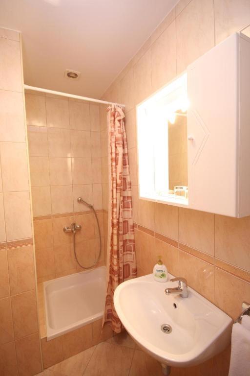 Apartments & Rooms Čakelić