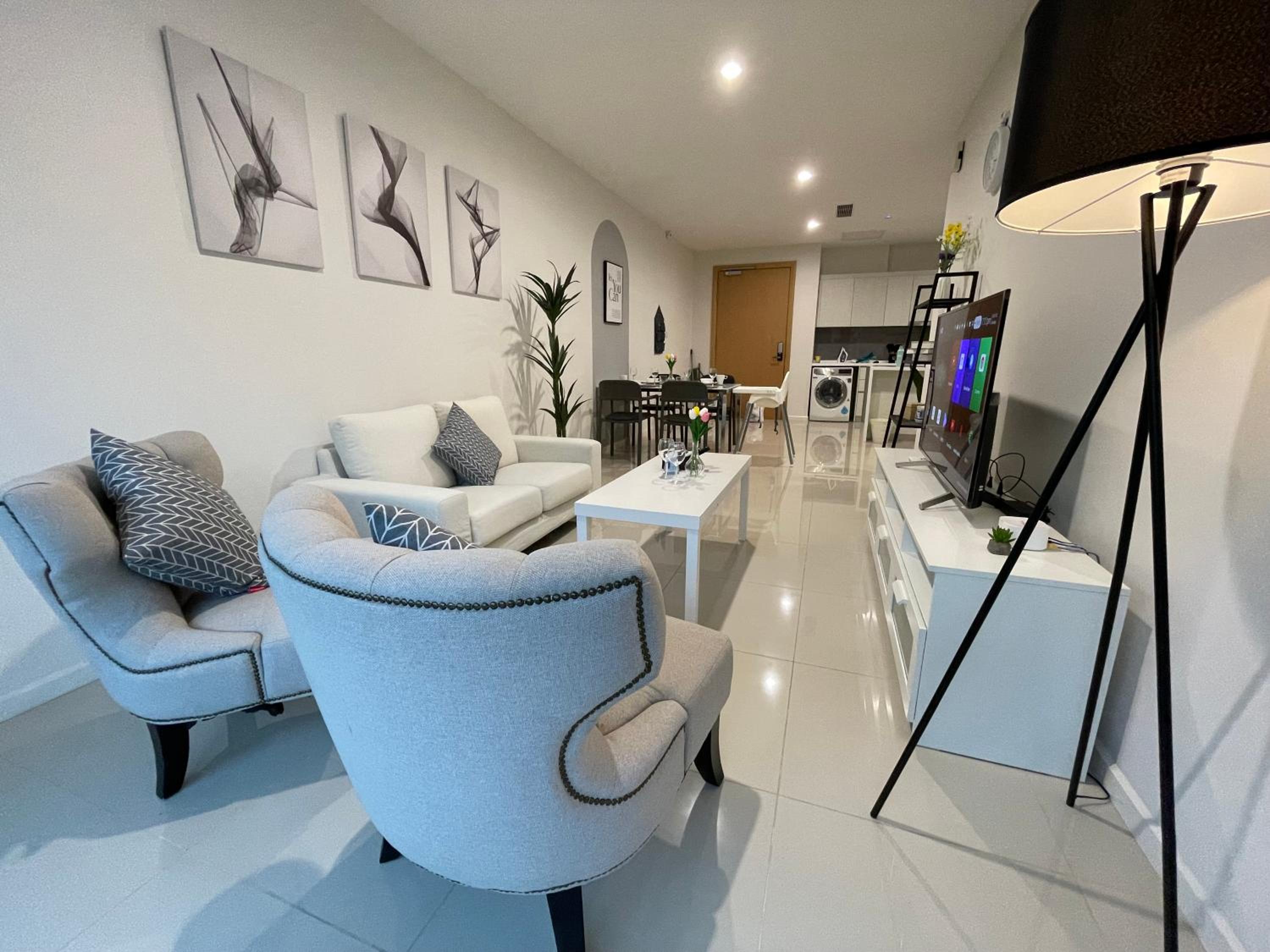 Luxe Suasana with Hot Tub by YoHome Homestay