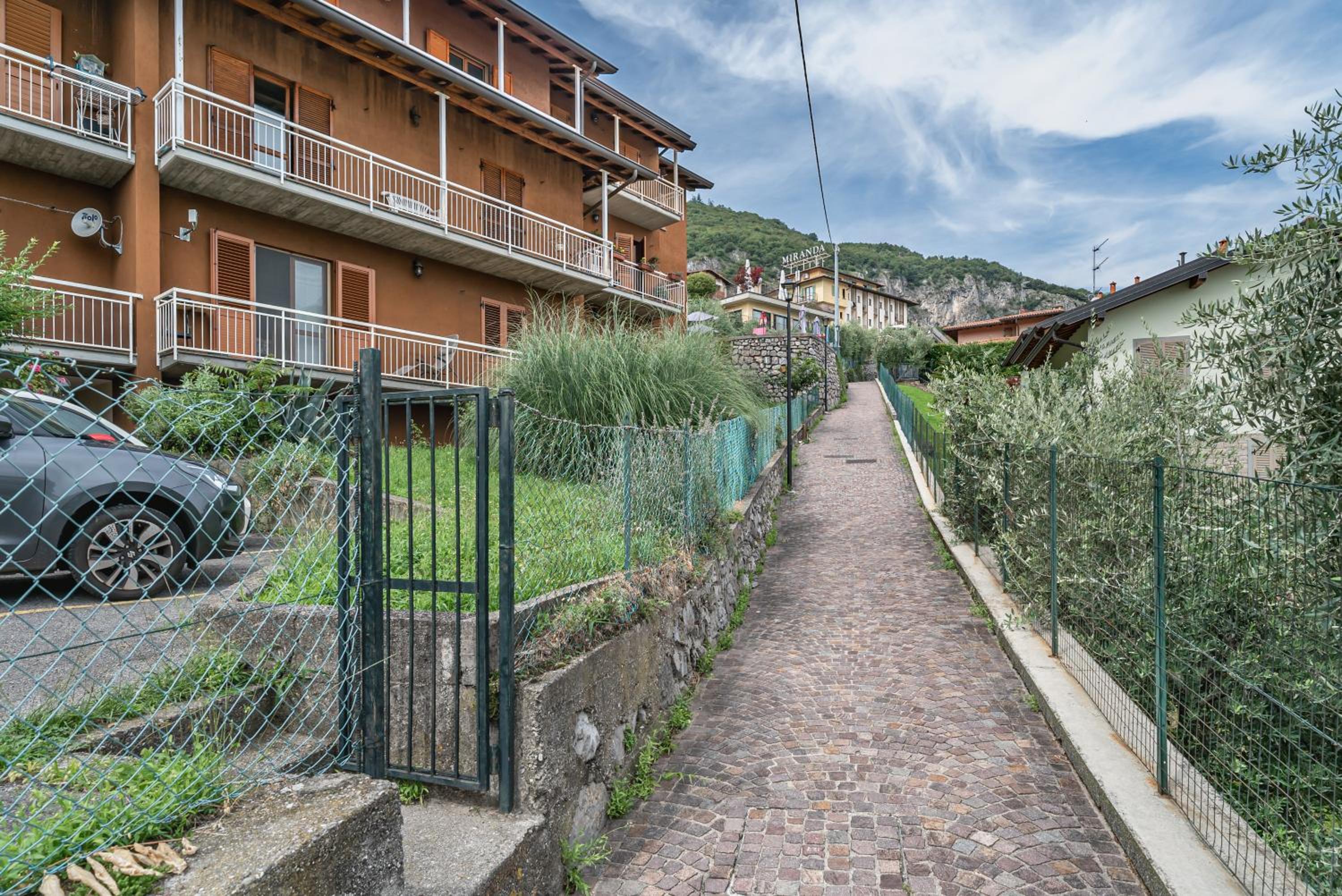 HOST4U - SOLE e LAGO Apartment with Beautiful View on Iseo Lake