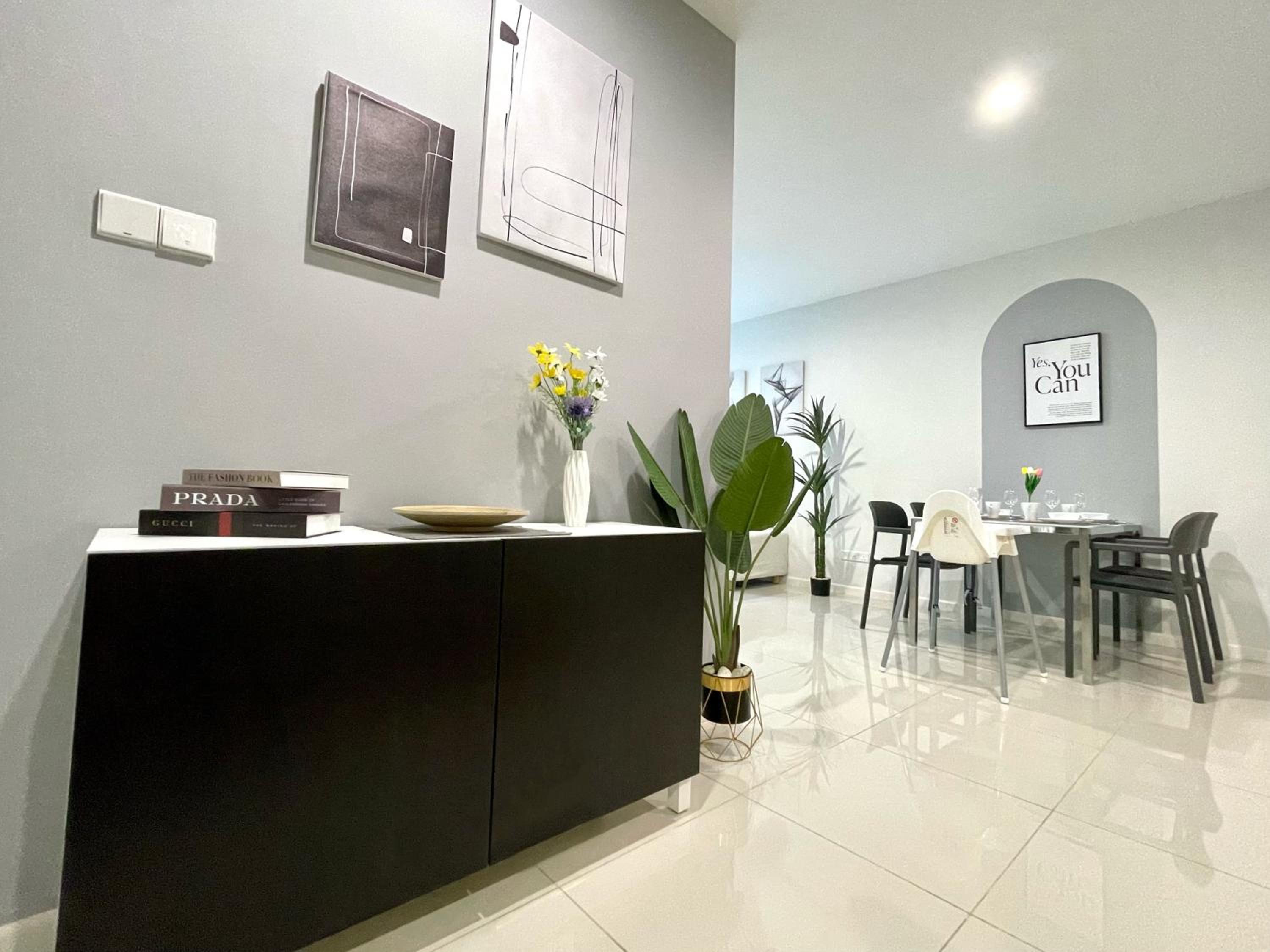 Luxe Suasana with Hot Tub by YoHome Homestay