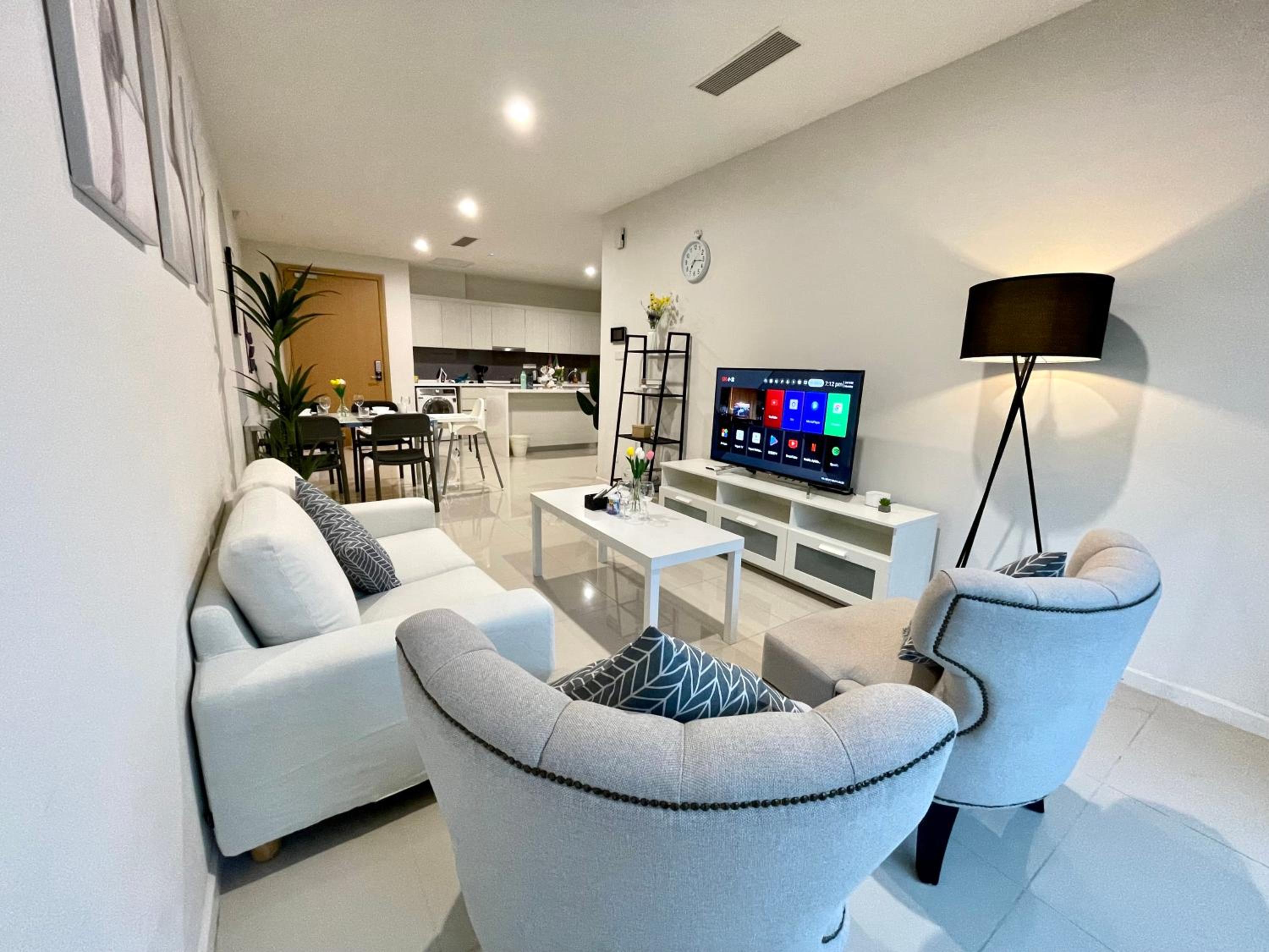 Luxe Suasana with Hot Tub by YoHome Homestay