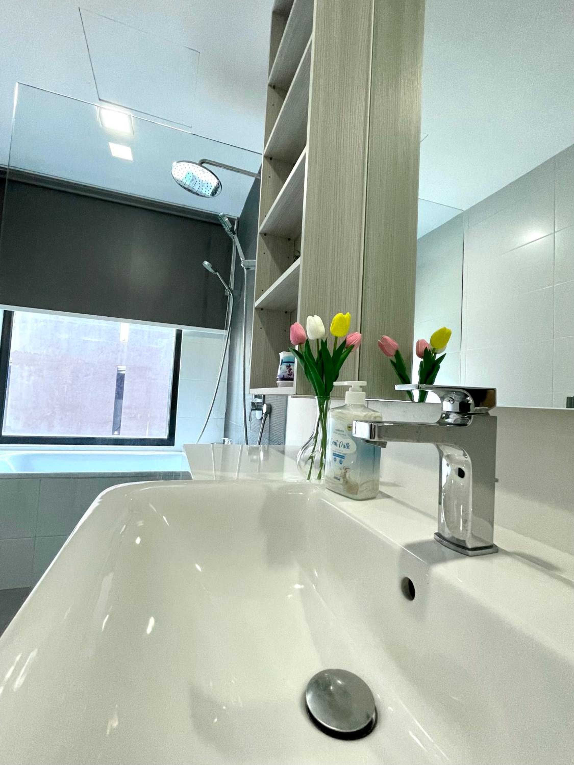 Luxe Suasana with Hot Tub by YoHome Homestay