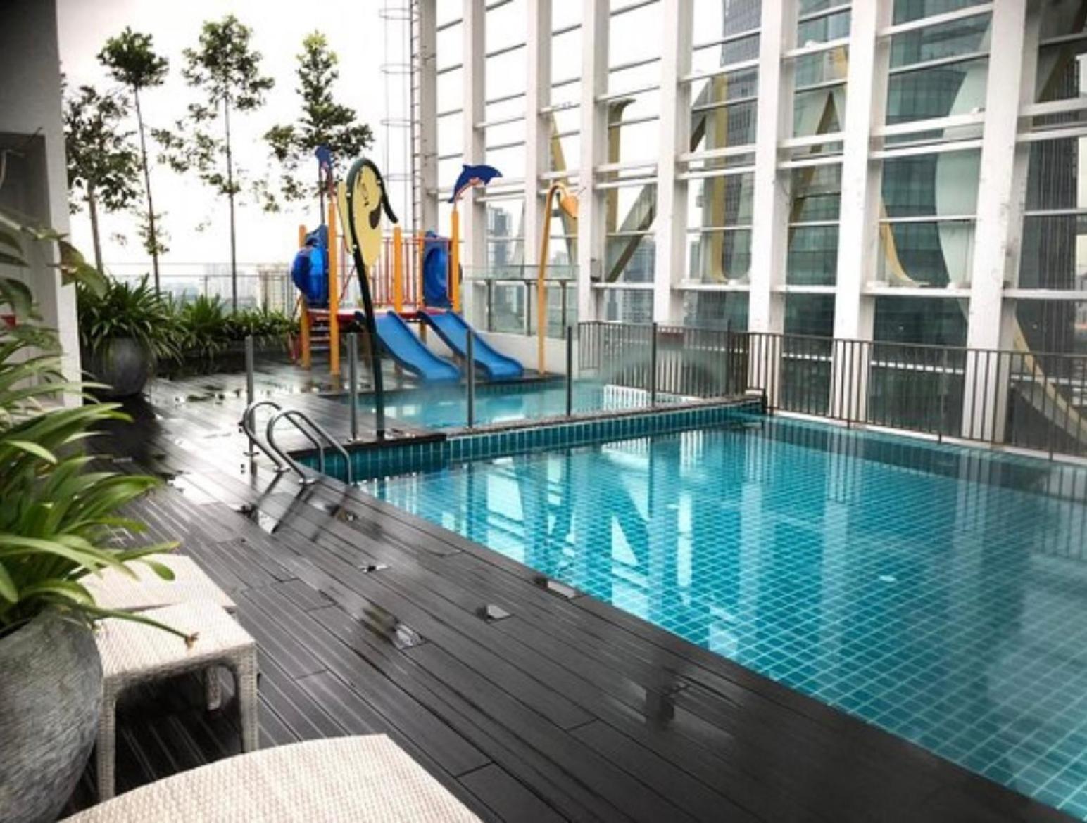 Luxe Suasana with Hot Tub by YoHome Homestay