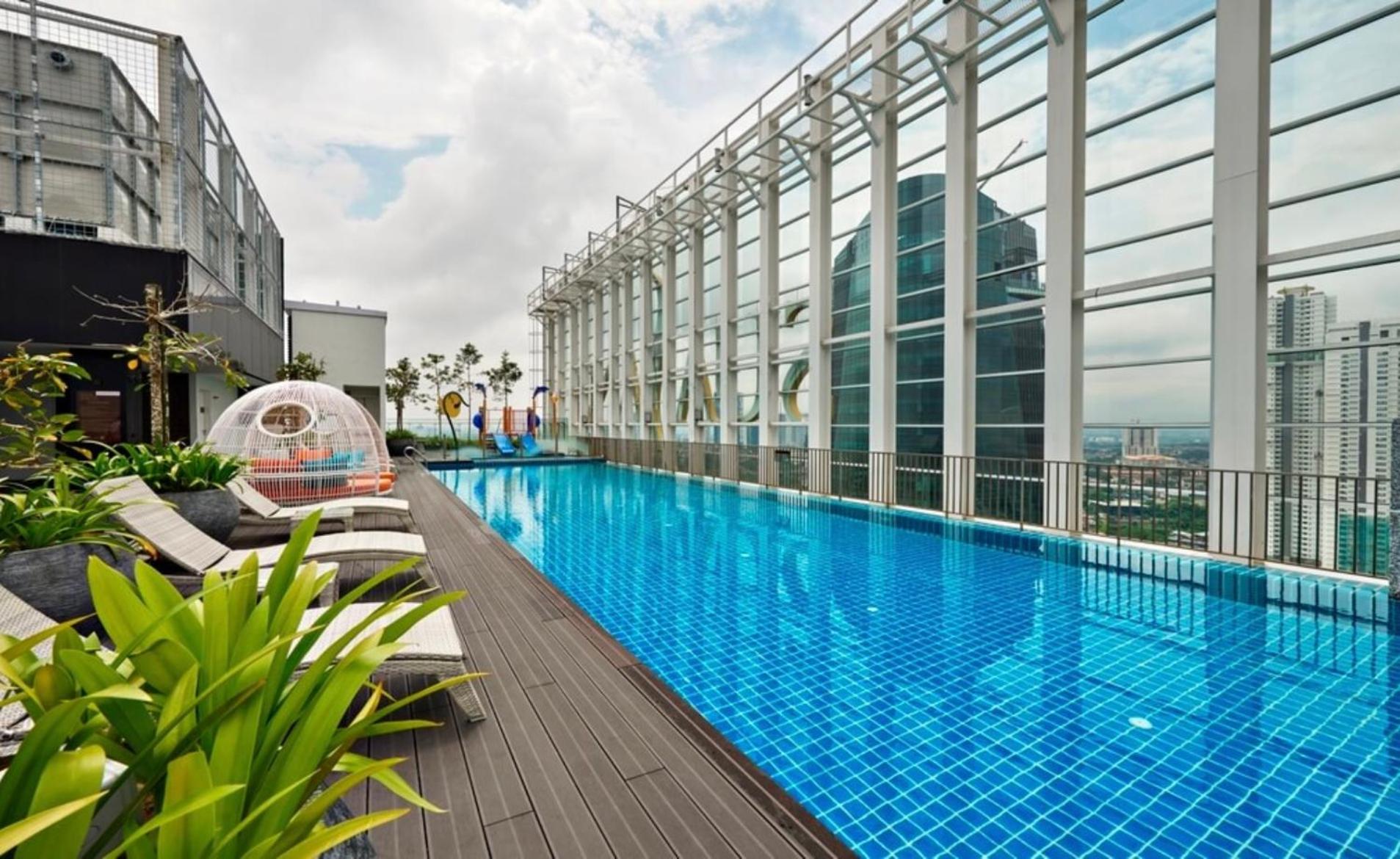 Luxe Suasana with Hot Tub by YoHome Homestay