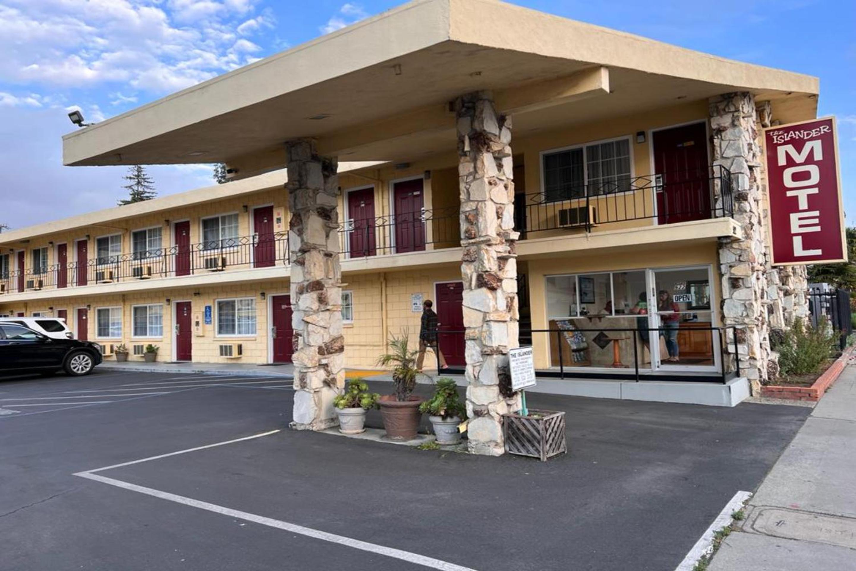 Hotel The Islander Motel Santa Cruz - Image 1