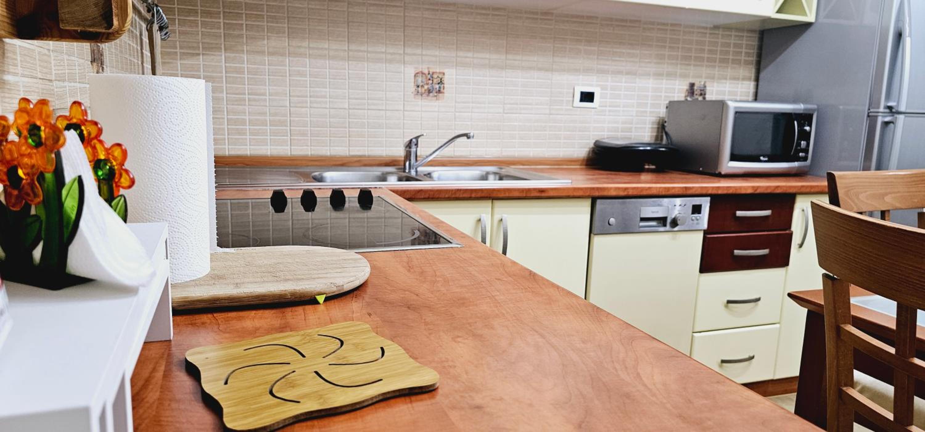 Discover Tirana from our 3-room apartment with free parking-Komuna e Parisit