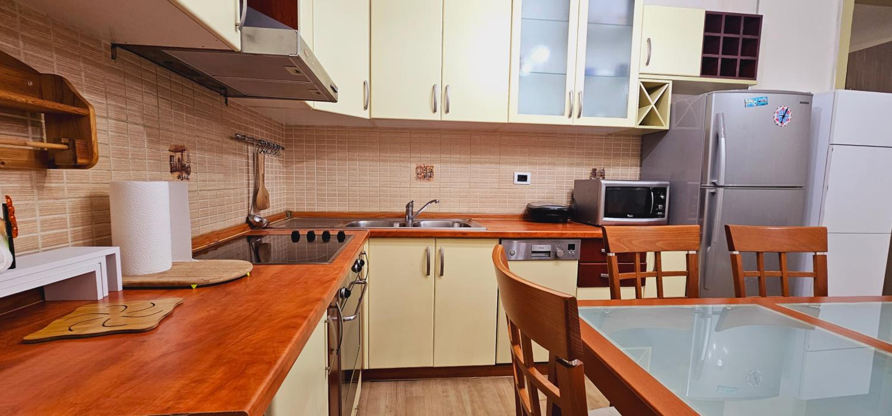 Discover Tirana from our 3-room apartment with free parking-Komuna e Parisit