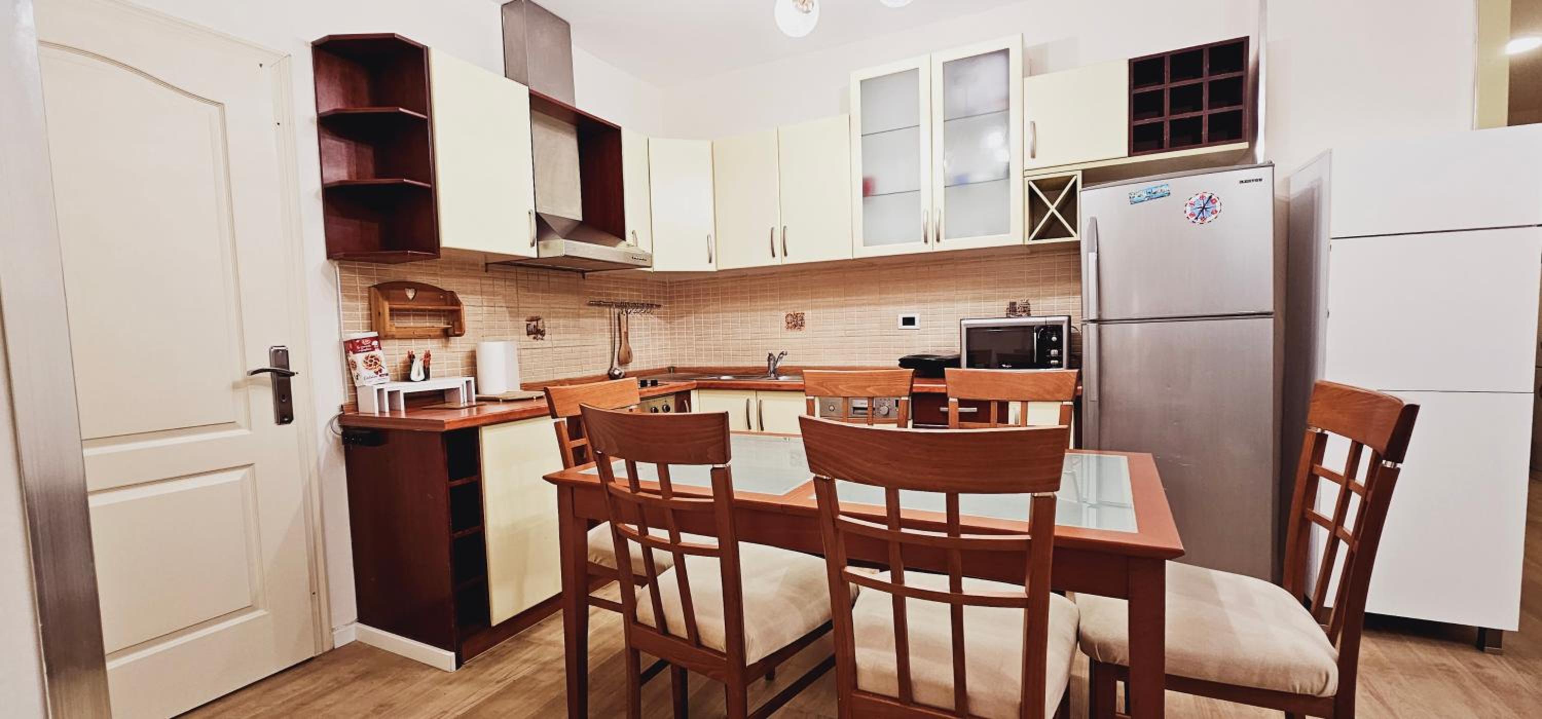 Discover Tirana from our 3-room apartment with free parking-Komuna e Parisit