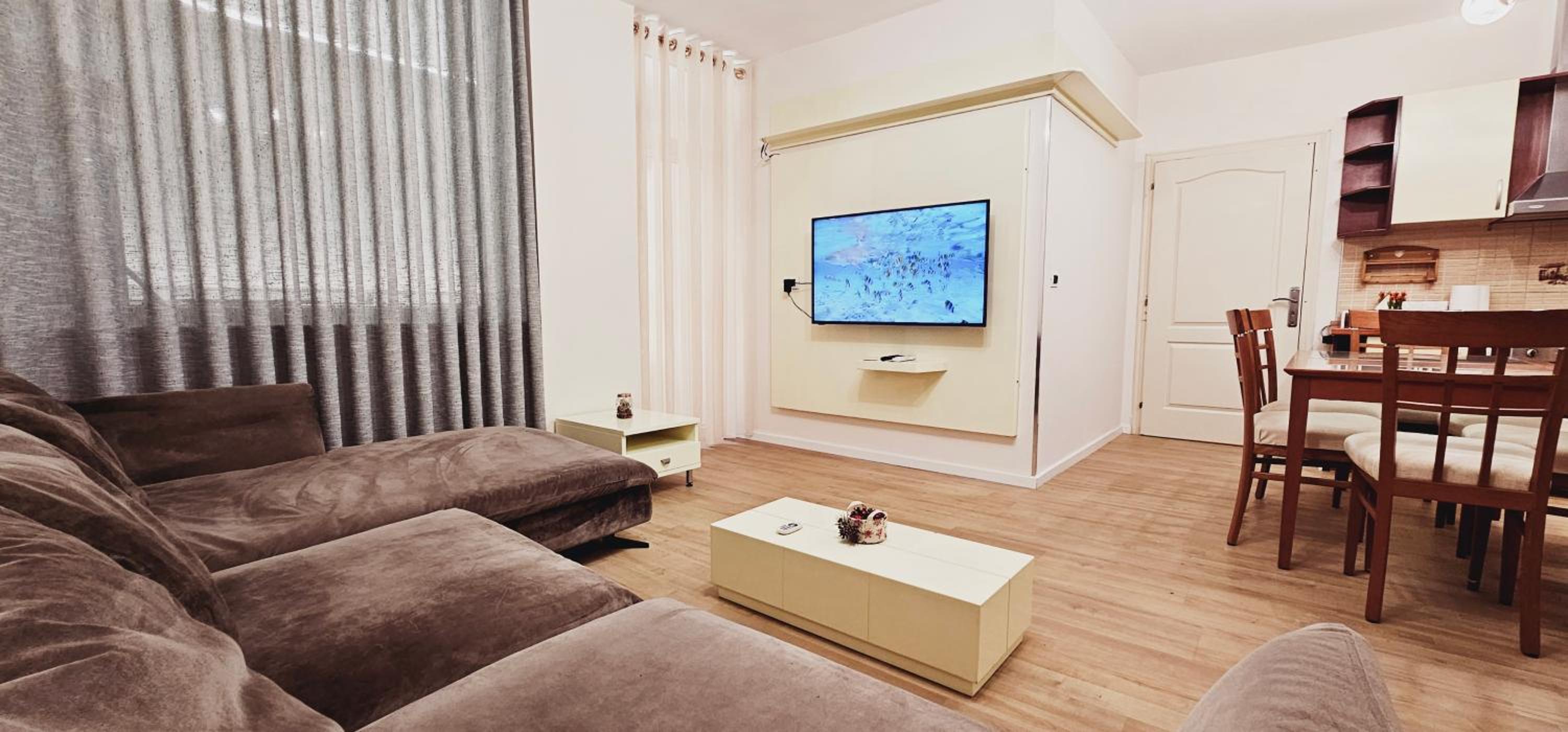 Discover Tirana from our 3-room apartment with free parking-Komuna e Parisit