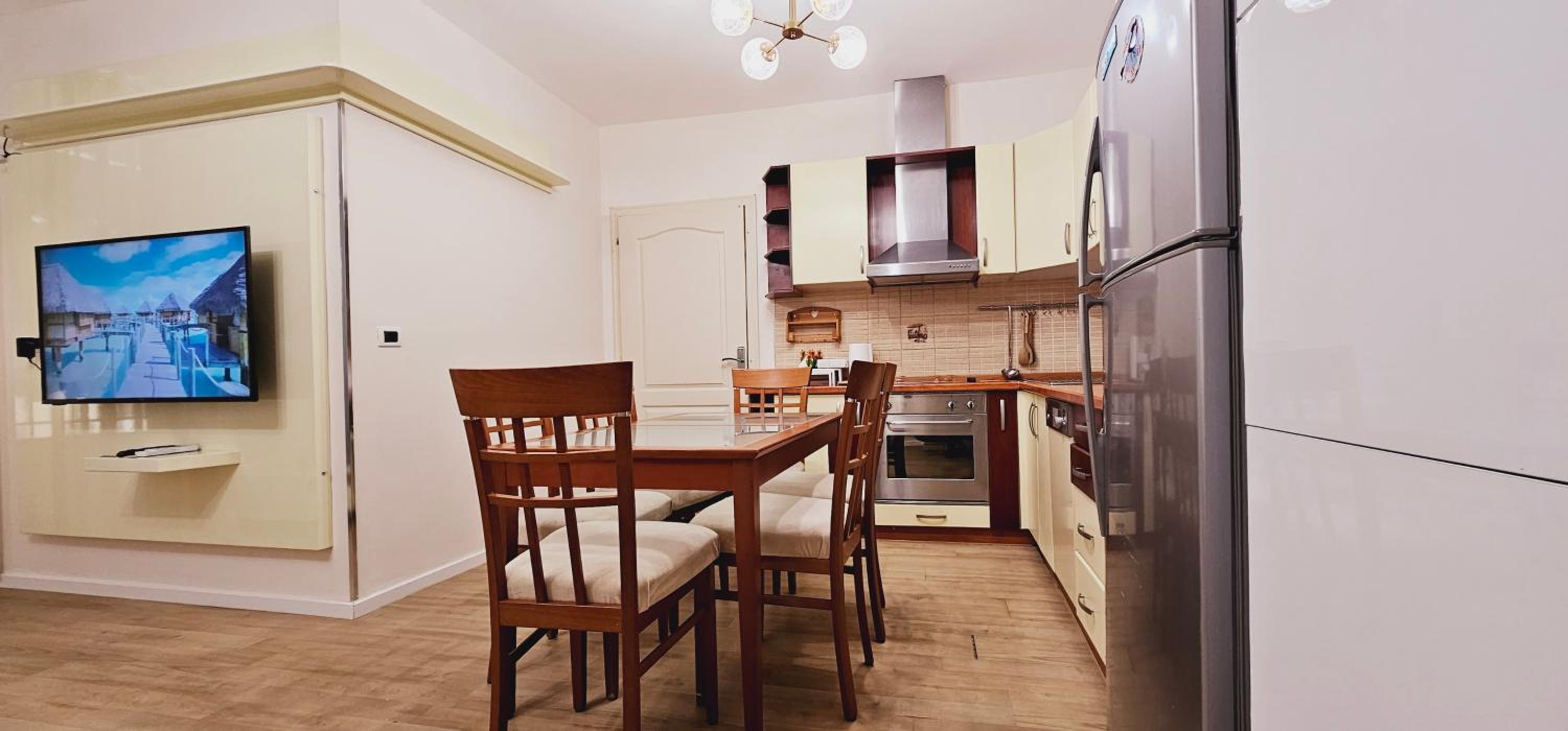 Discover Tirana from our 3-room apartment with free parking-Komuna e Parisit