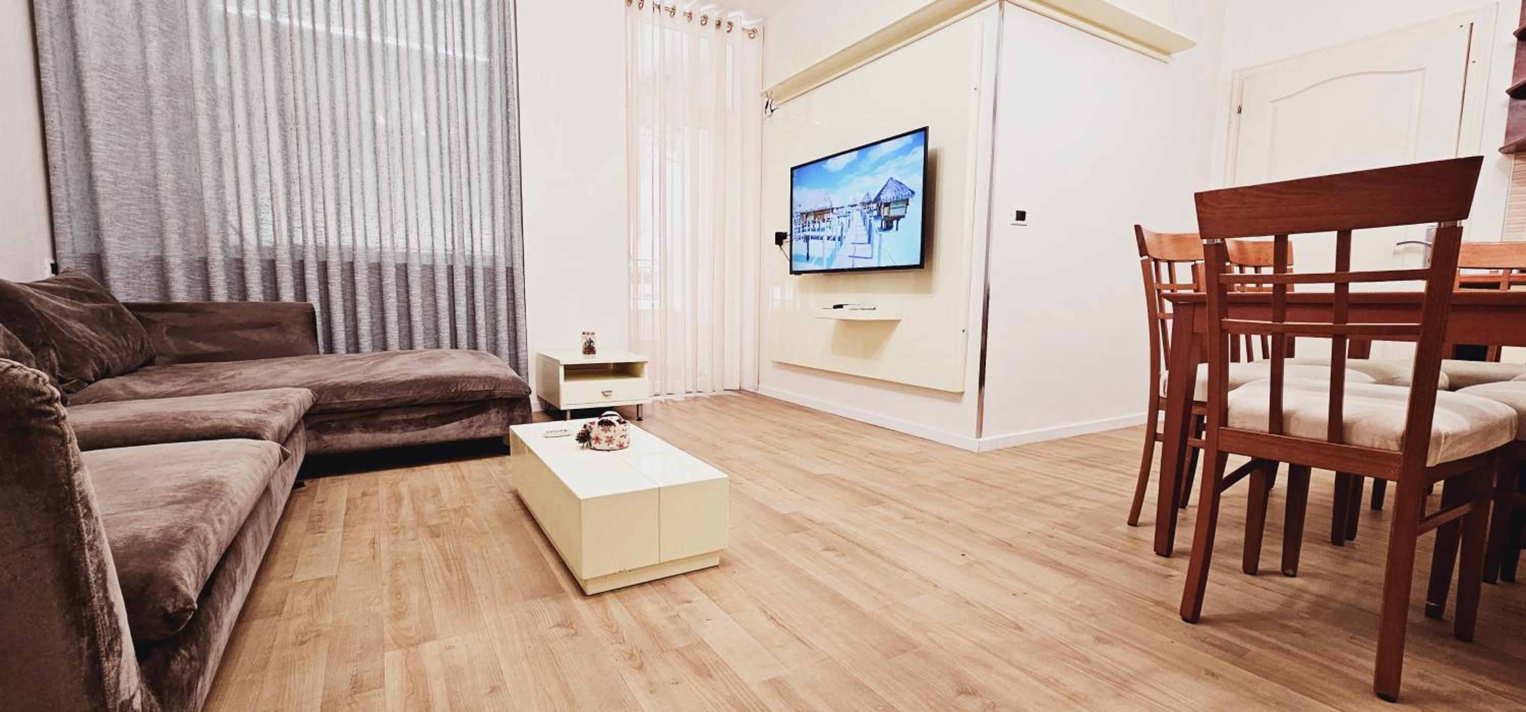Discover Tirana from our 3-room apartment with free parking-Komuna e Parisit