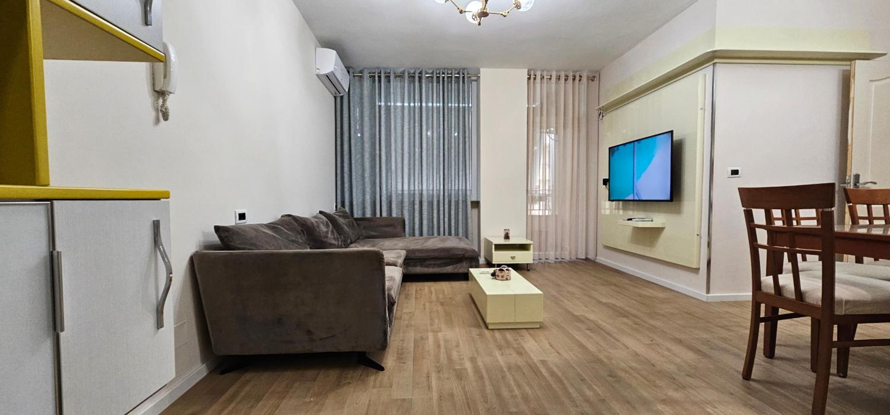 Discover Tirana from our 3-room apartment with free parking-Komuna e Parisit