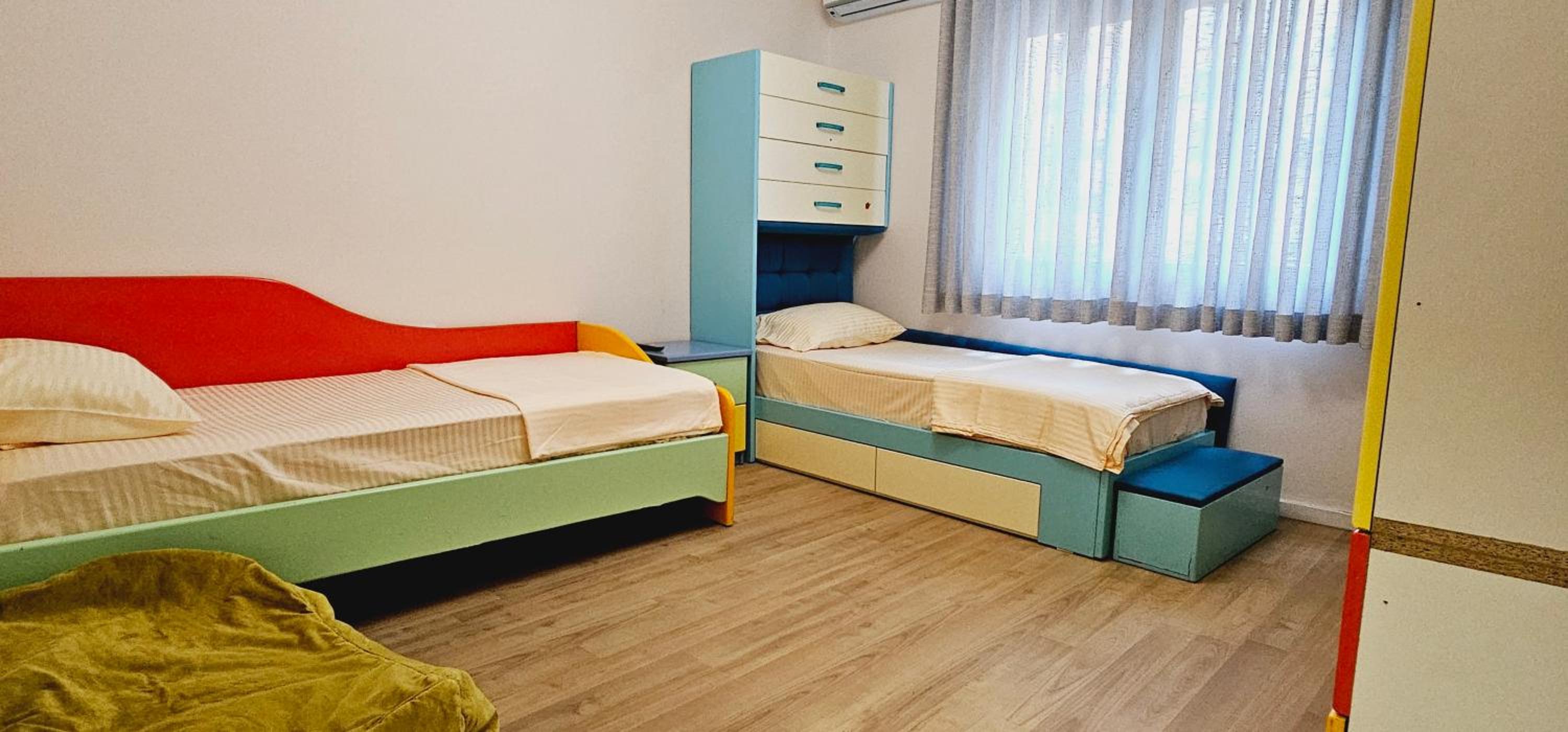 Discover Tirana from our 3-room apartment with free parking-Komuna e Parisit