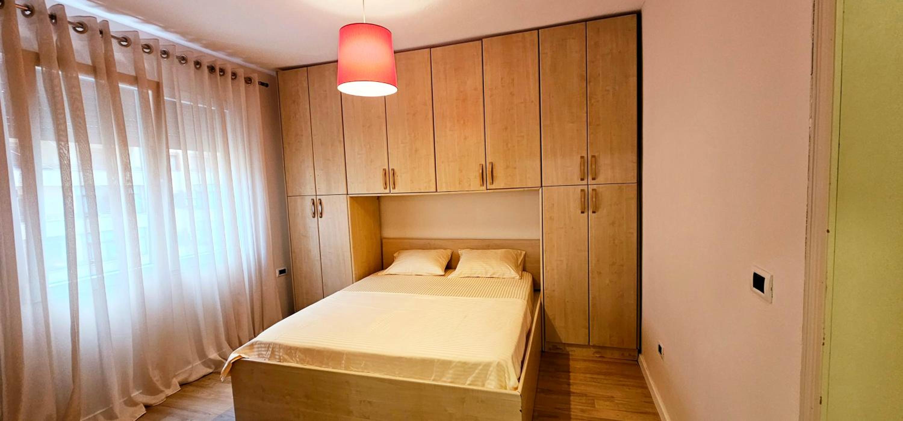 Discover Tirana from our 3-room apartment with free parking-Komuna e Parisit
