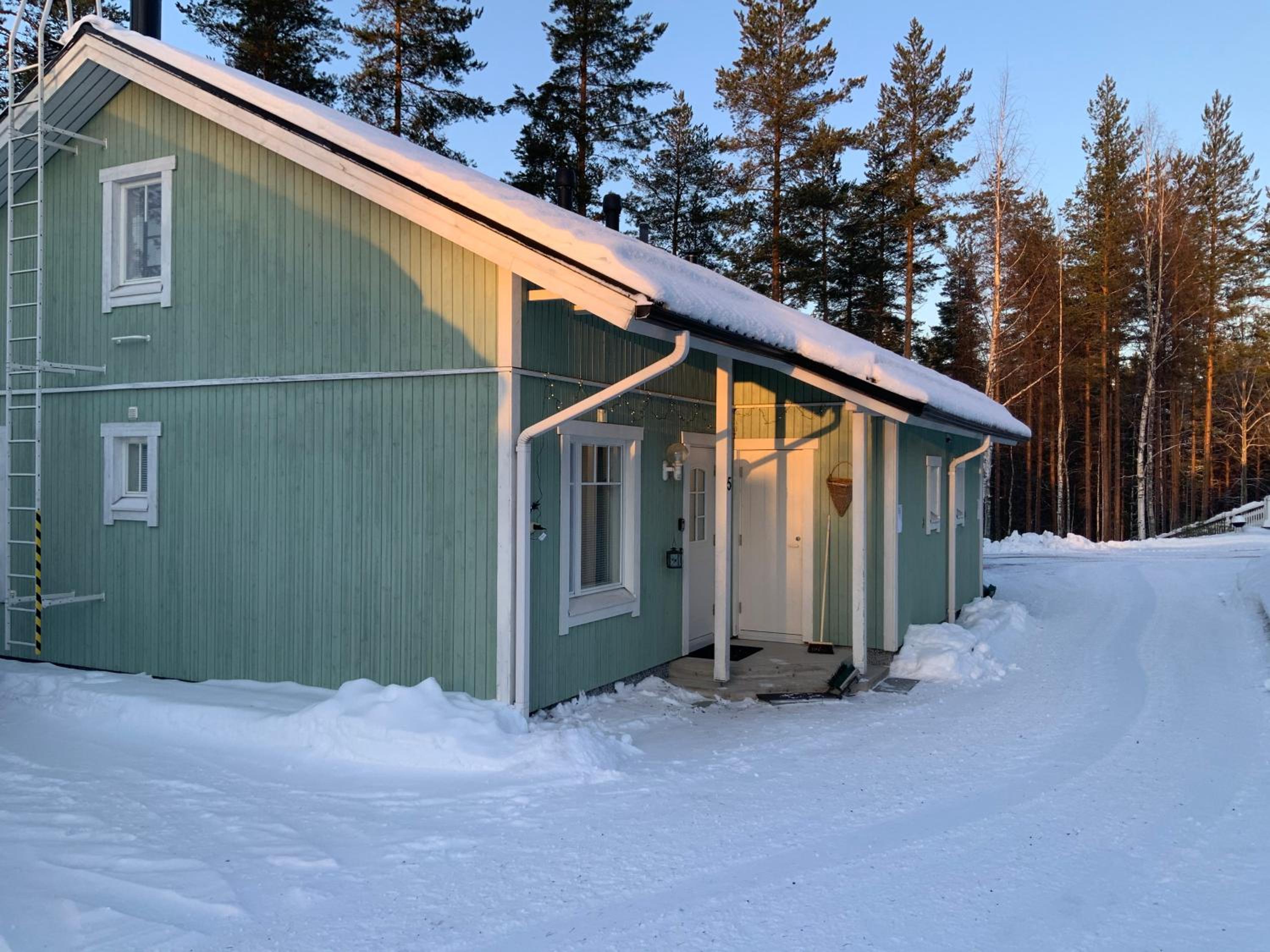 Saunaharju 5 järven rannalla