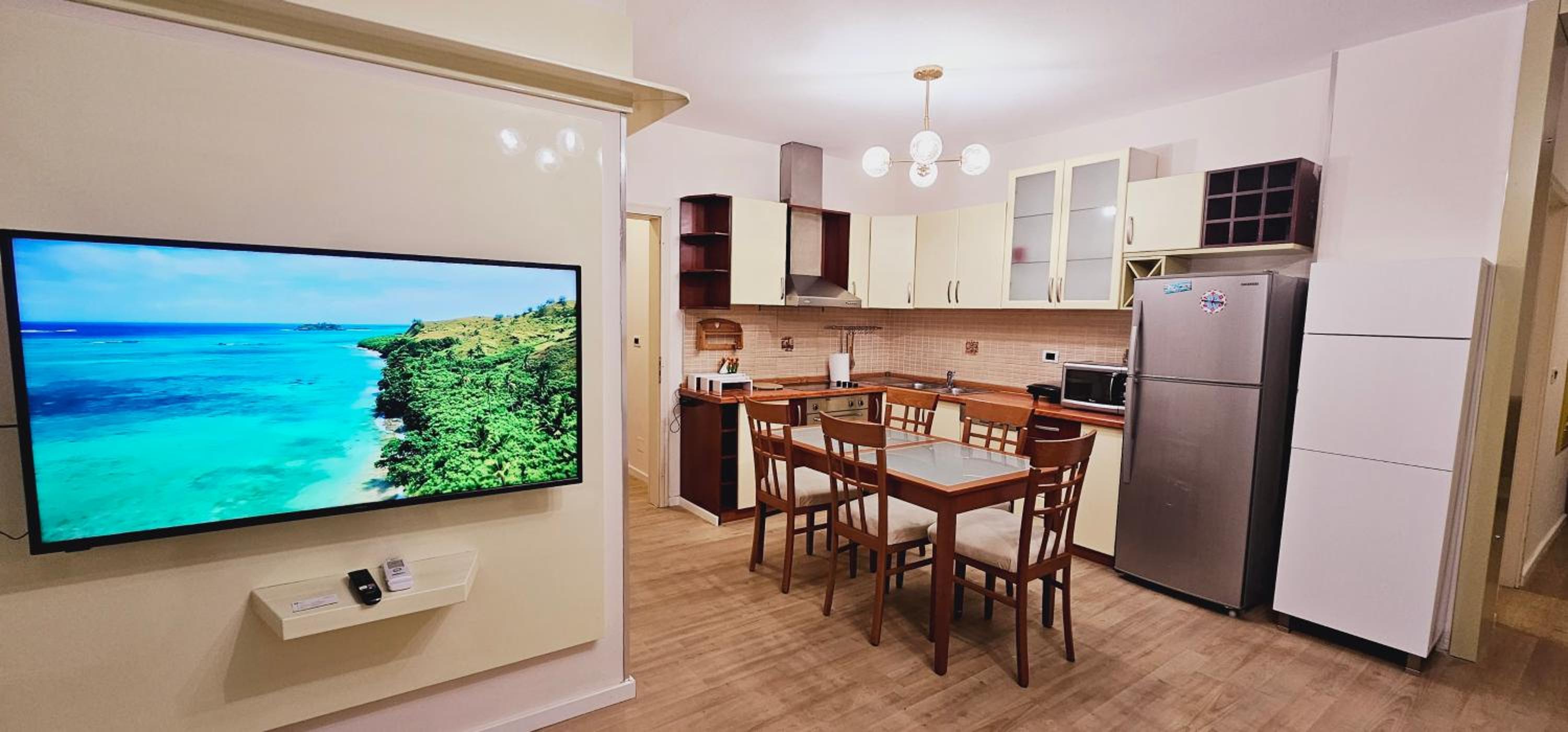 Discover Tirana from our 3-room apartment with free parking-Komuna e Parisit
