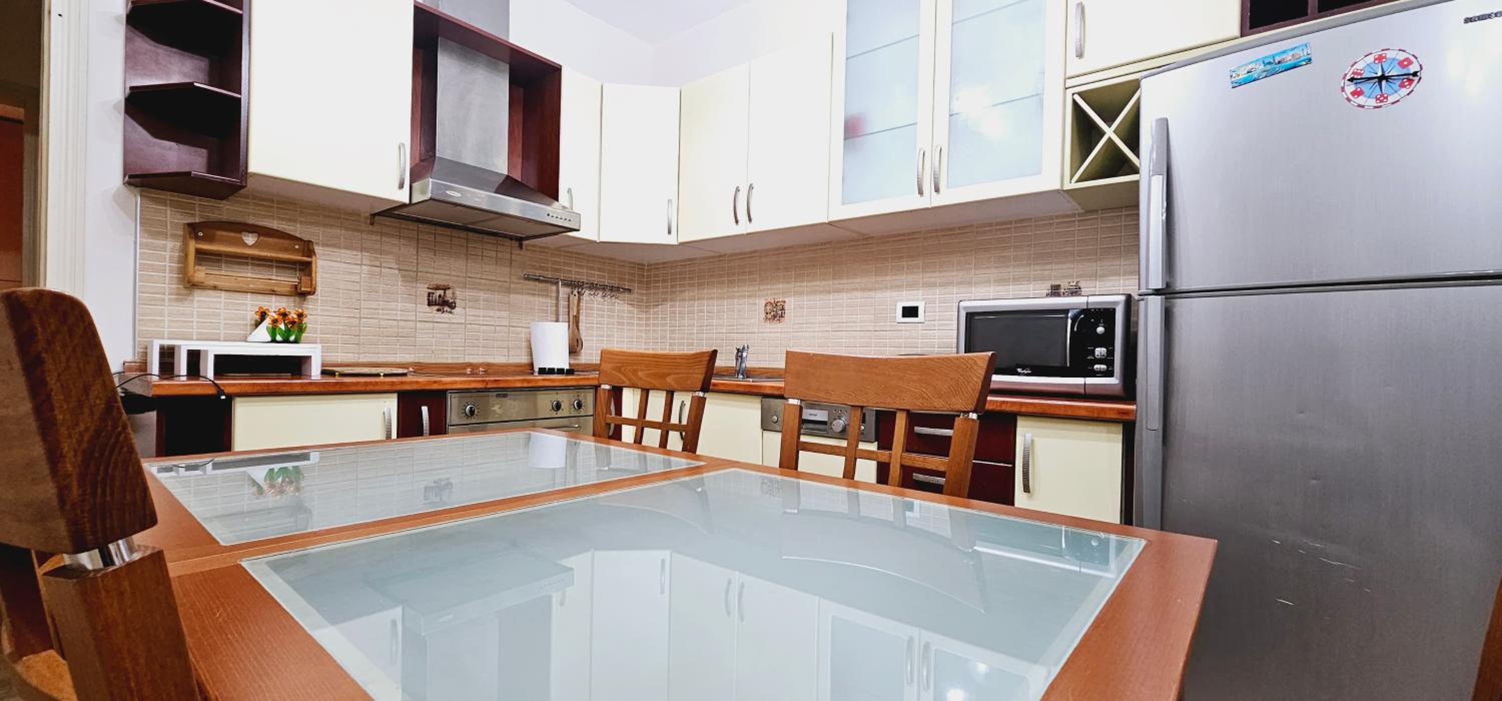 Discover Tirana from our 3-room apartment with free parking-Komuna e Parisit