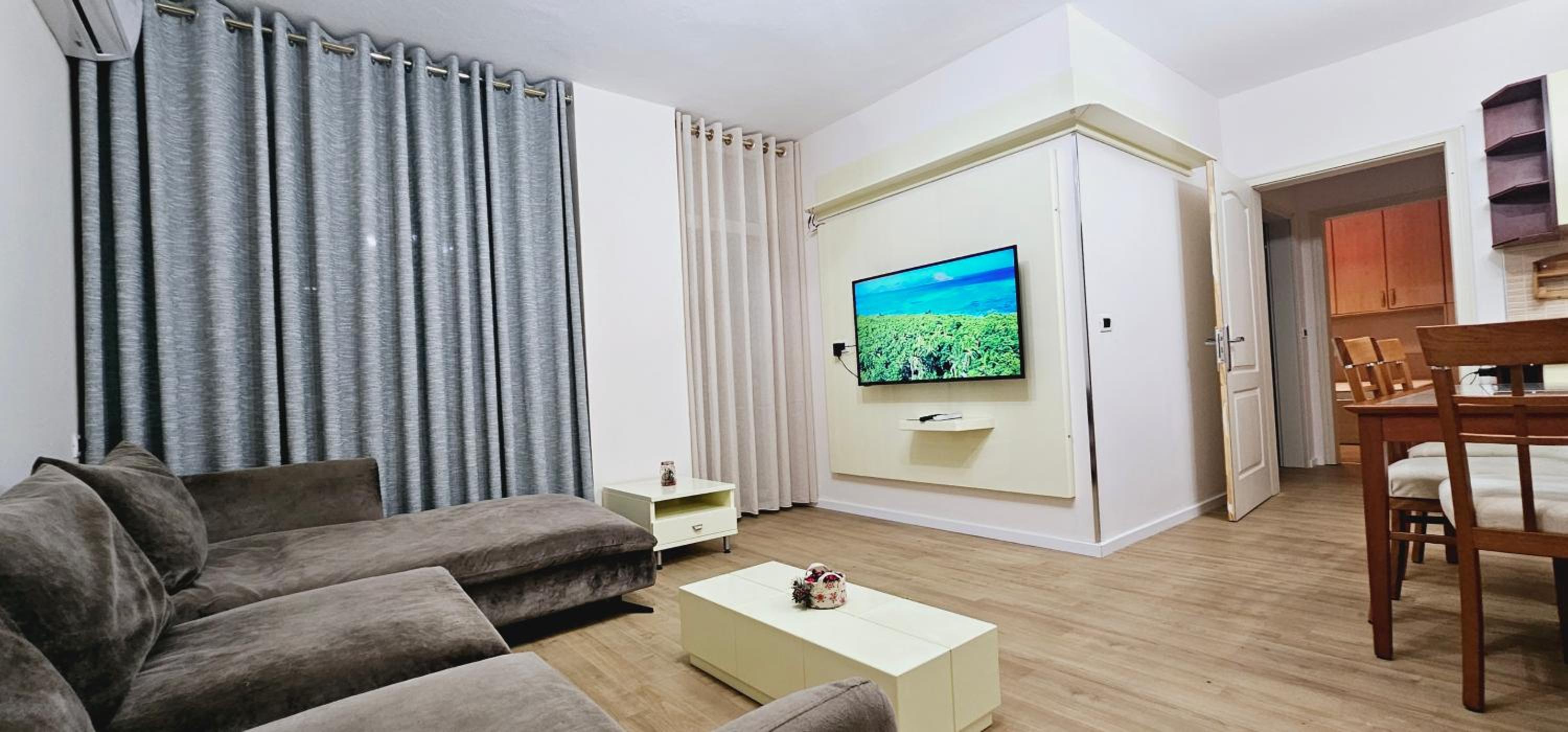 Discover Tirana from our 3-room apartment with free parking-Komuna e Parisit