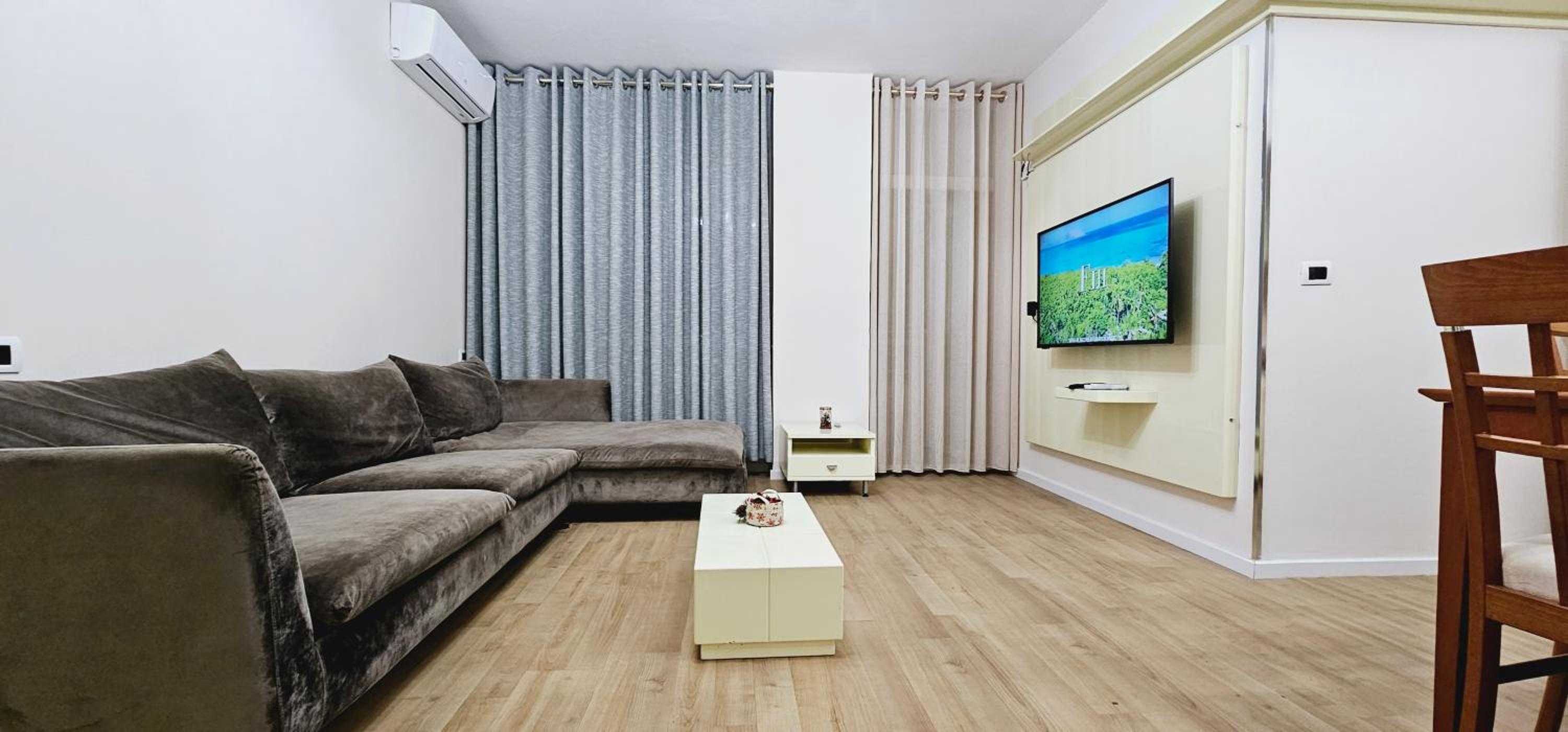 Discover Tirana from our 3-room apartment with free parking-Komuna e Parisit