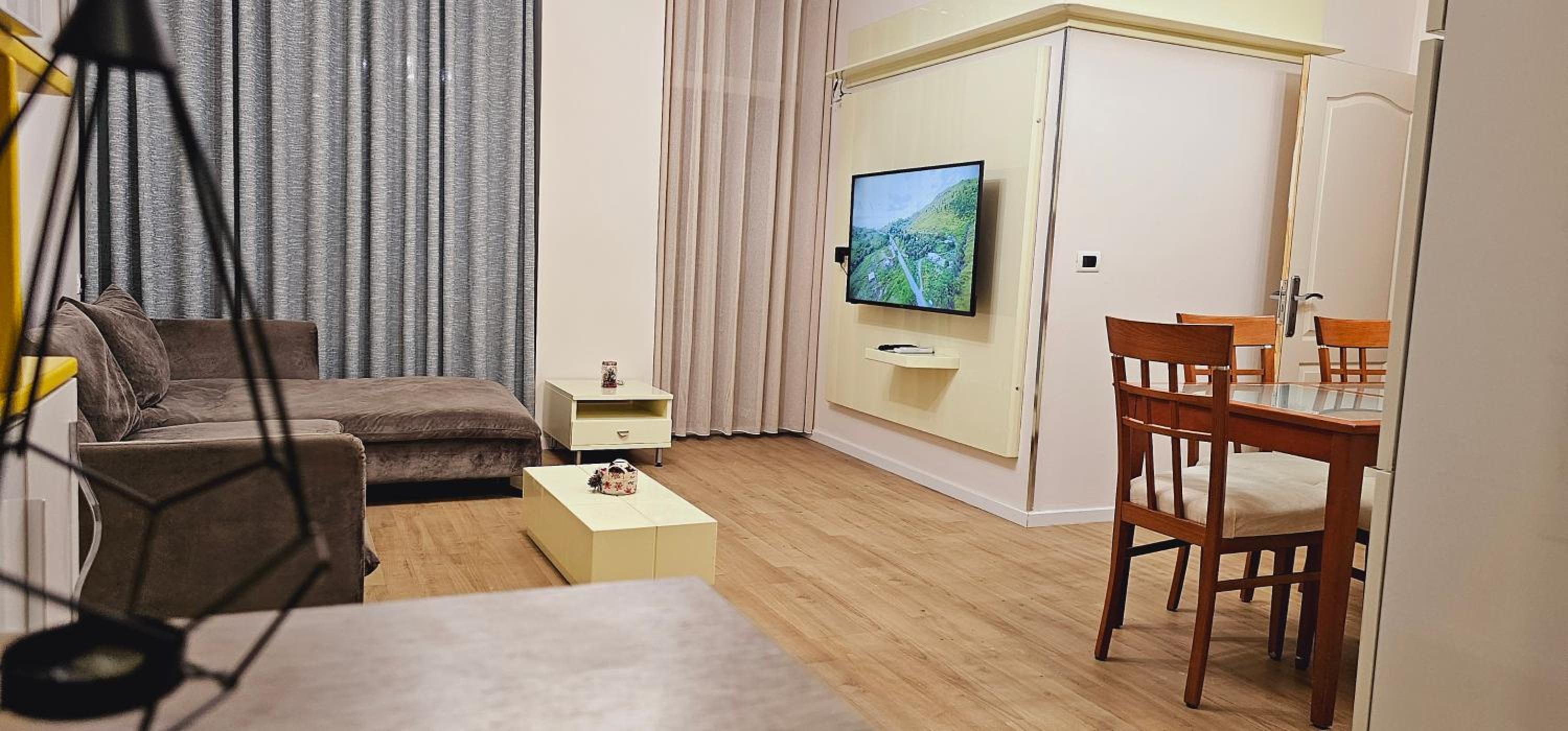 Discover Tirana from our 3-room apartment with free parking-Komuna e Parisit