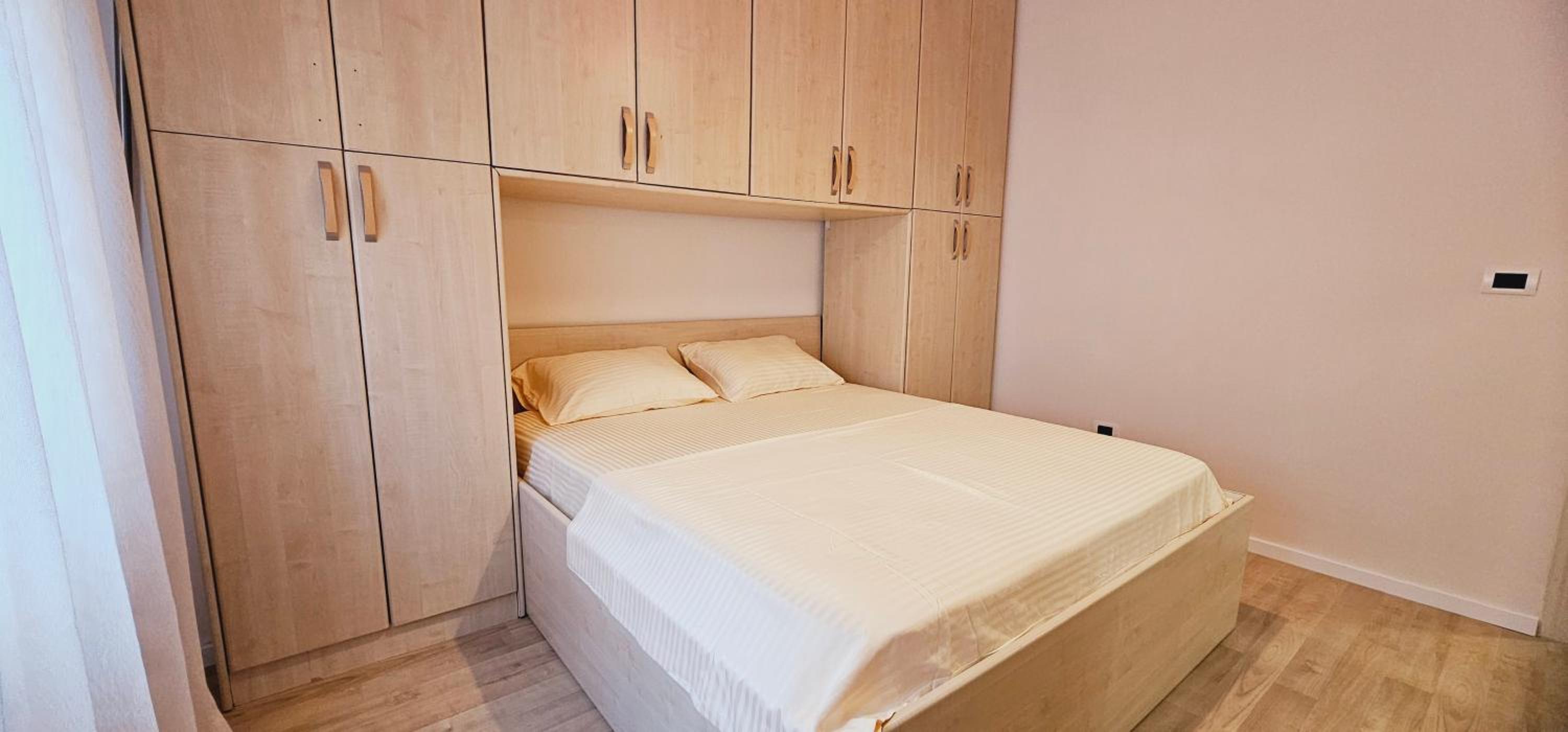 Discover Tirana from our 3-room apartment with free parking-Komuna e Parisit
