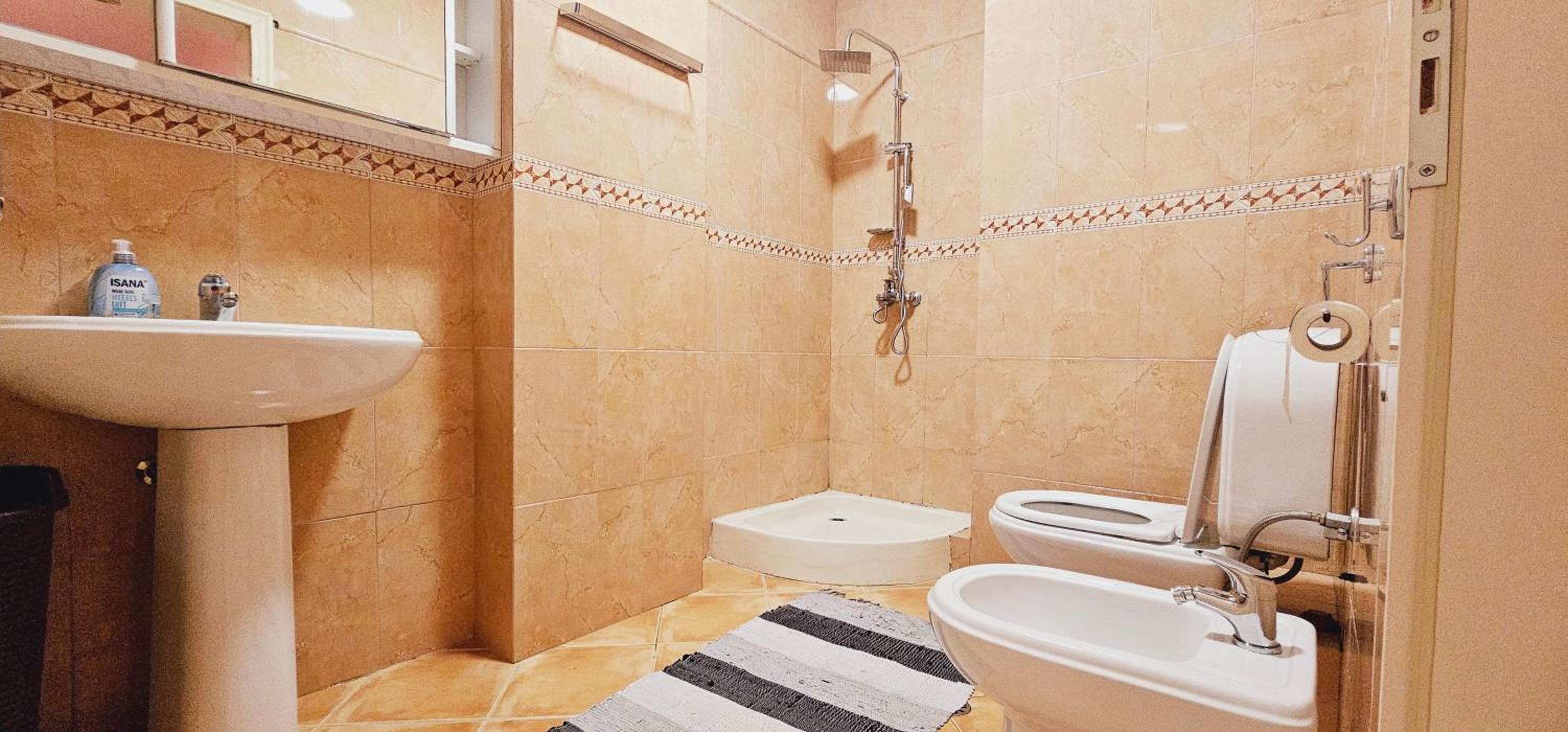 Discover Tirana from our 3-room apartment with free parking-Komuna e Parisit