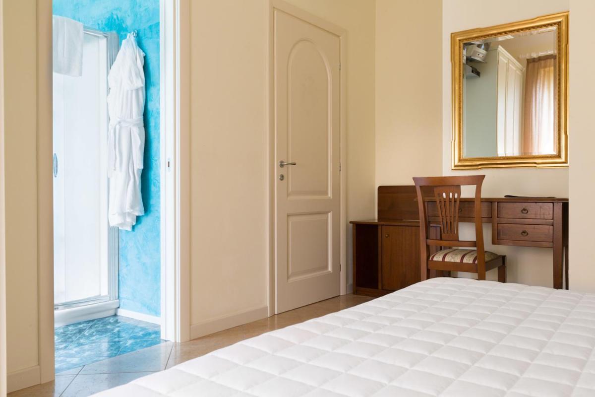 Torre Degli Ulivi en Tignale — hotel room