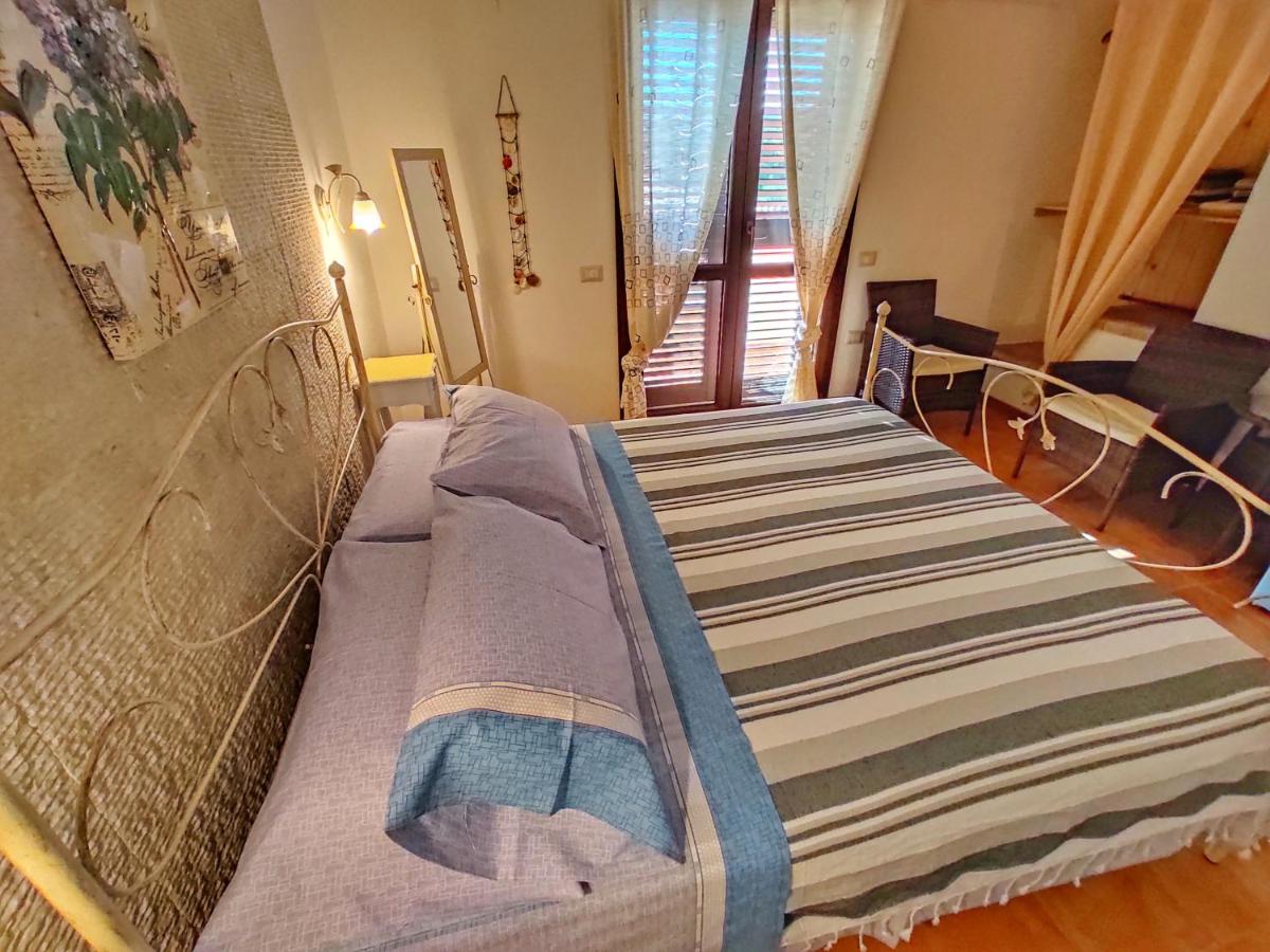 STELLA DORADA - Casa Vacanze - Camere Matrimoniali - BedRooms, a 5 minuti dal mare, con clima, bagno privato, balcone, frigo e TV photo 4