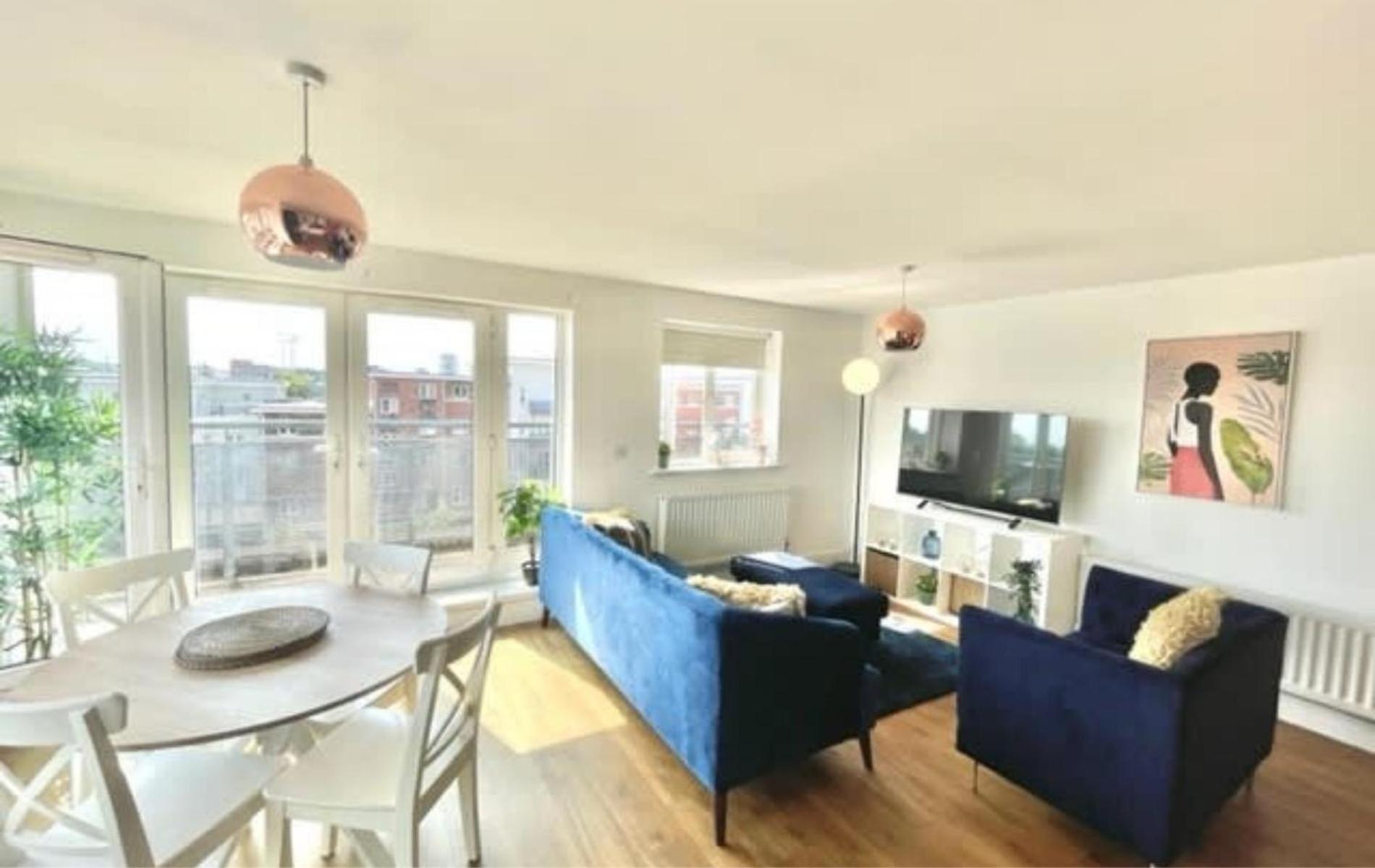 Maidenehad Spacious Spectacular and Modern 3 Bedroom 2 Bathroom Penthouse 14 view 2