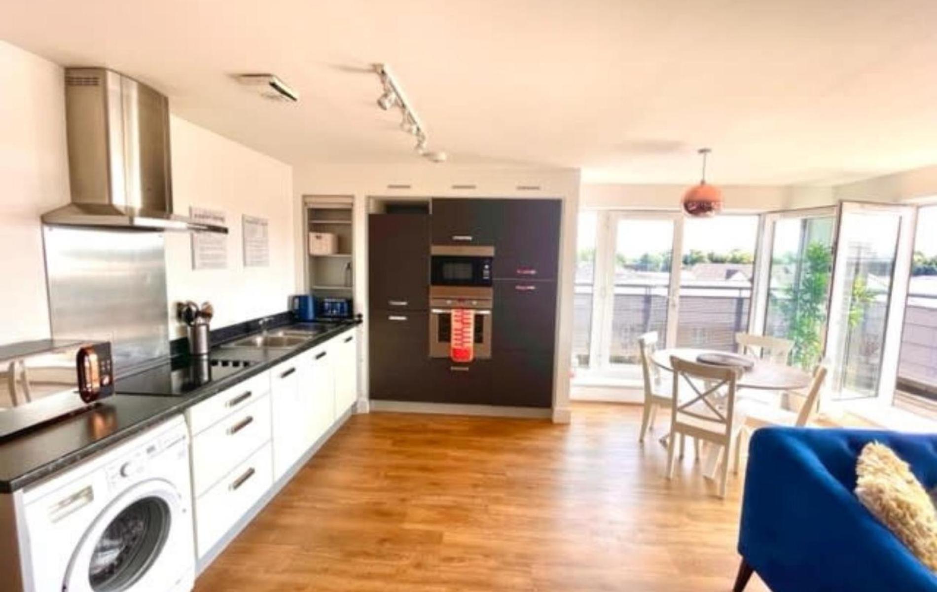 Maidenehad Spacious Spectacular and Modern 3 Bedroom 2 Bathroom Penthouse 14 view 3