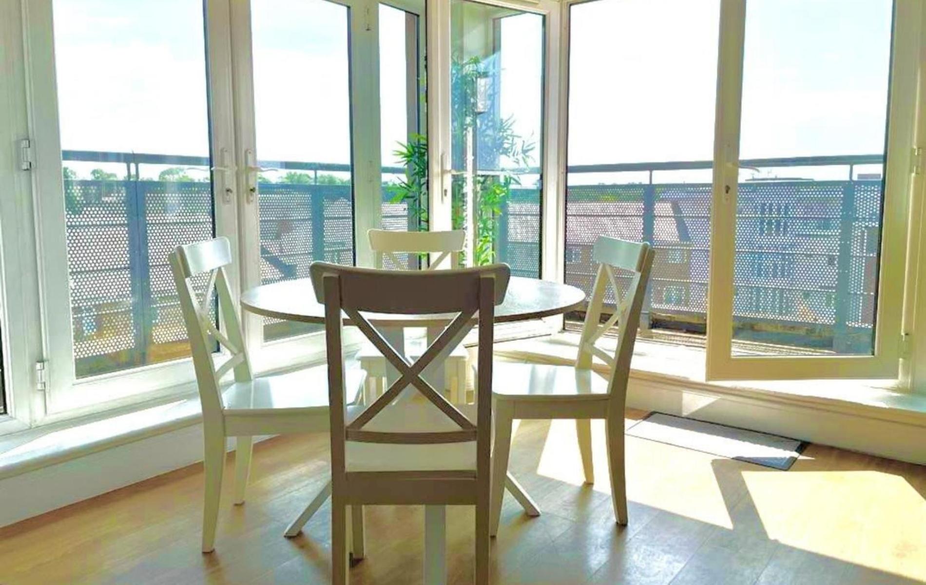 Maidenehad Spacious Spectacular and Modern 3 Bedroom 2 Bathroom Penthouse 14 view 5
