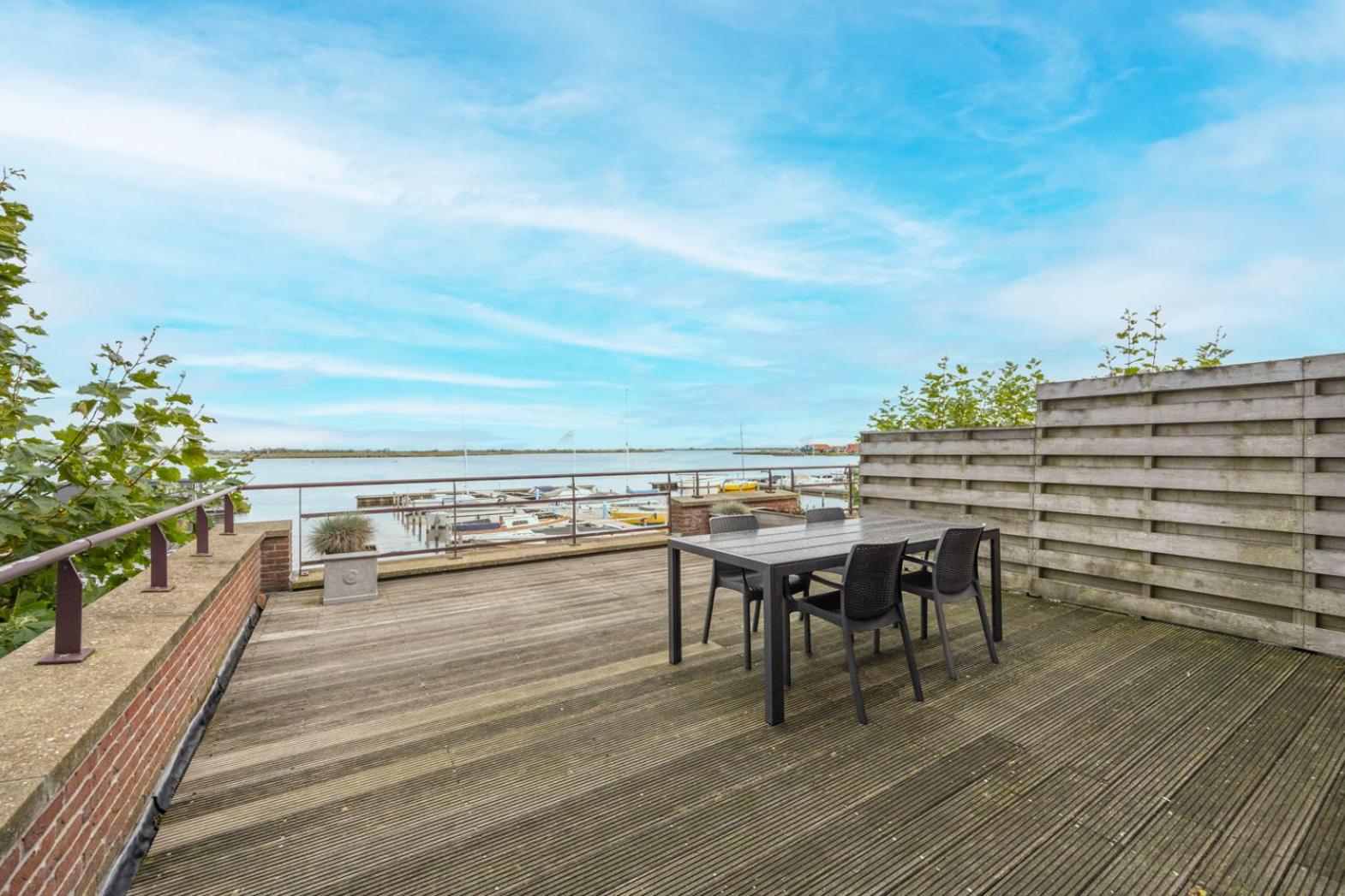 Apartment with beautiful lakeview view 2