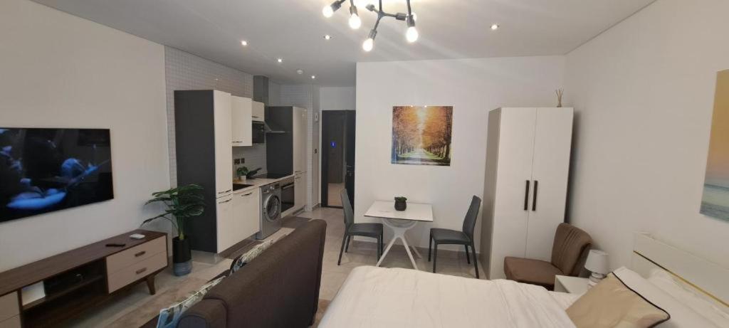 Homey studio apt @ The Signature