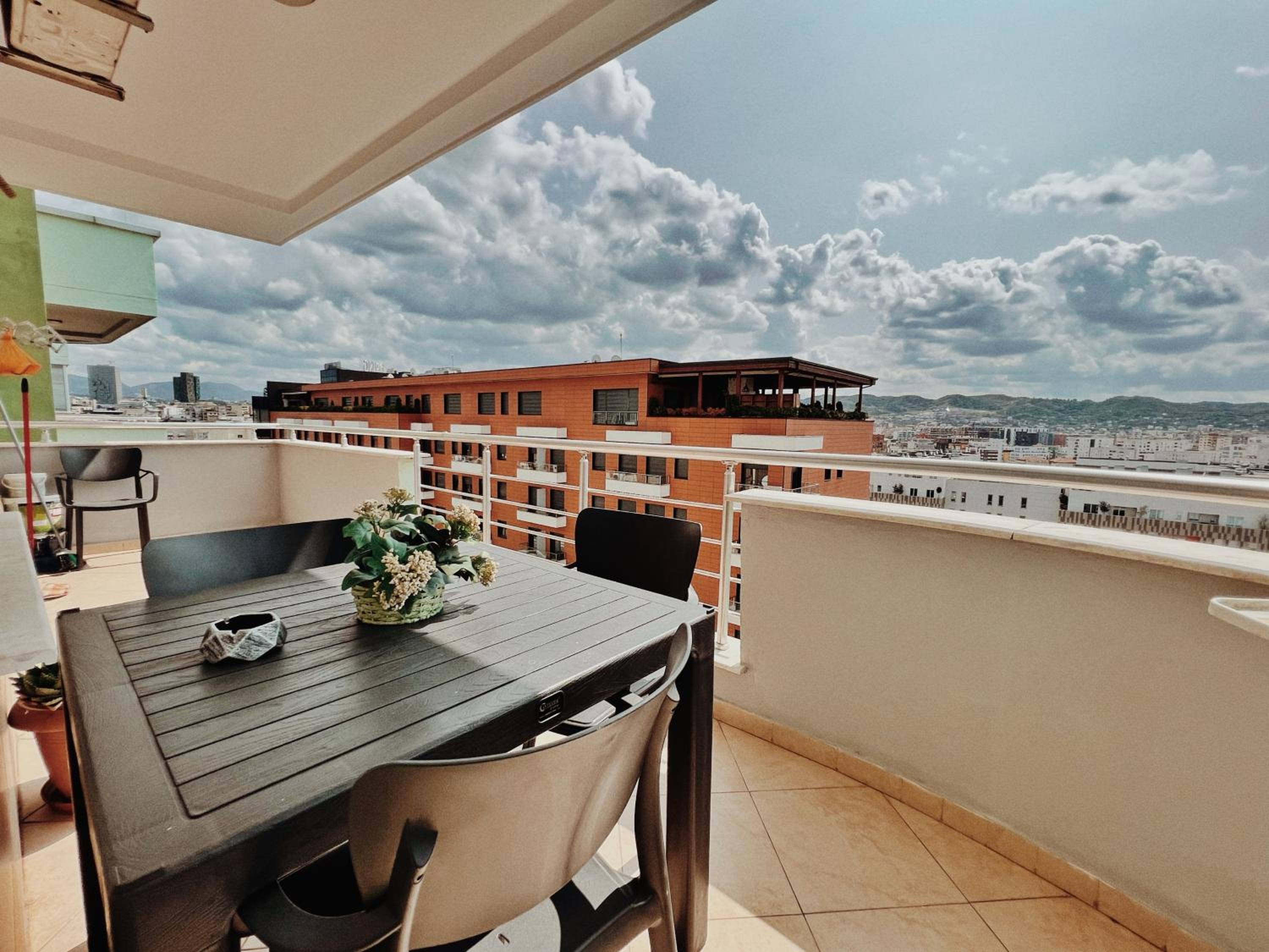 Cozy Rooftop Apartment - Your home, away from home!