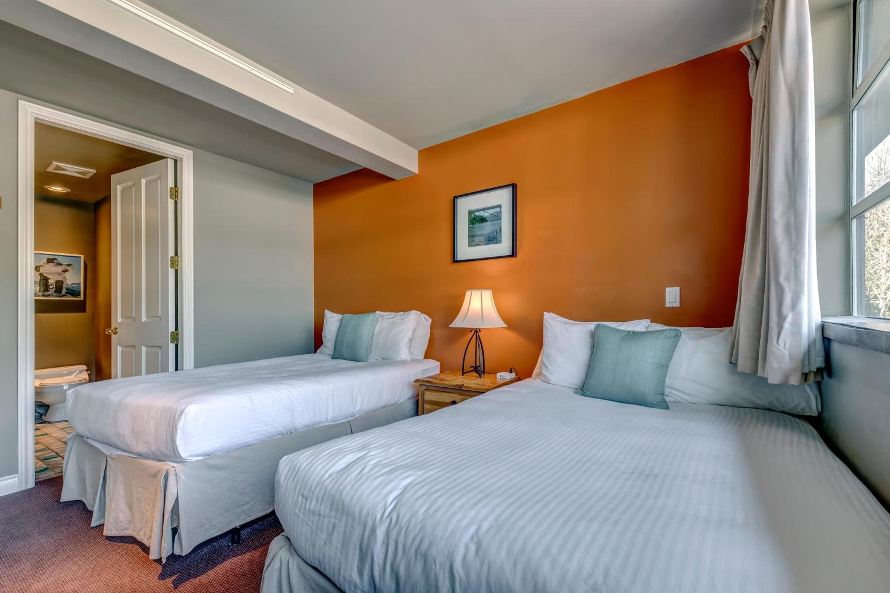 The Royal Suite - Village Penthouse, Private Hot Tub w Mountain Views, Sauna, Gas Fireplace