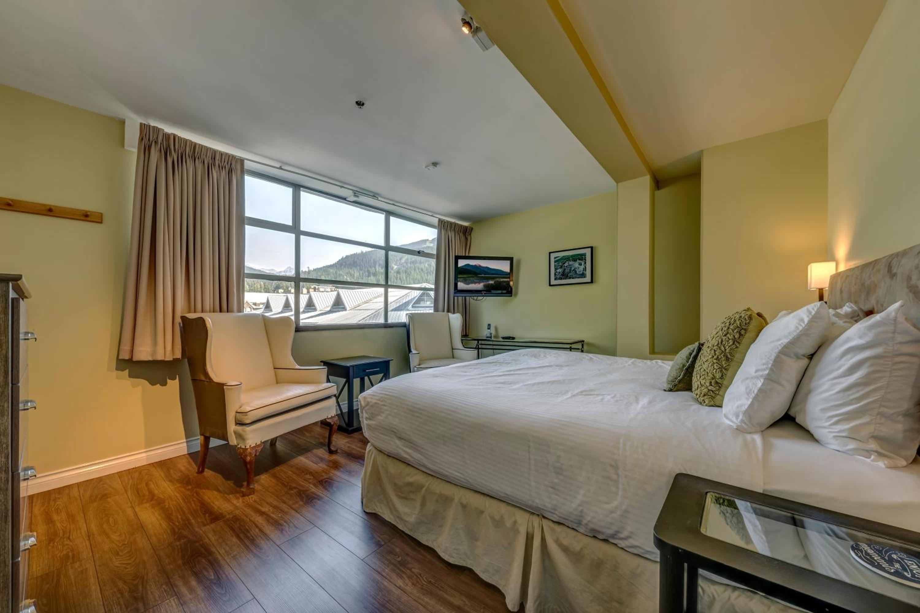 The Royal Suite - Village Penthouse, Private Hot Tub w Mountain Views, Sauna, Gas Fireplace